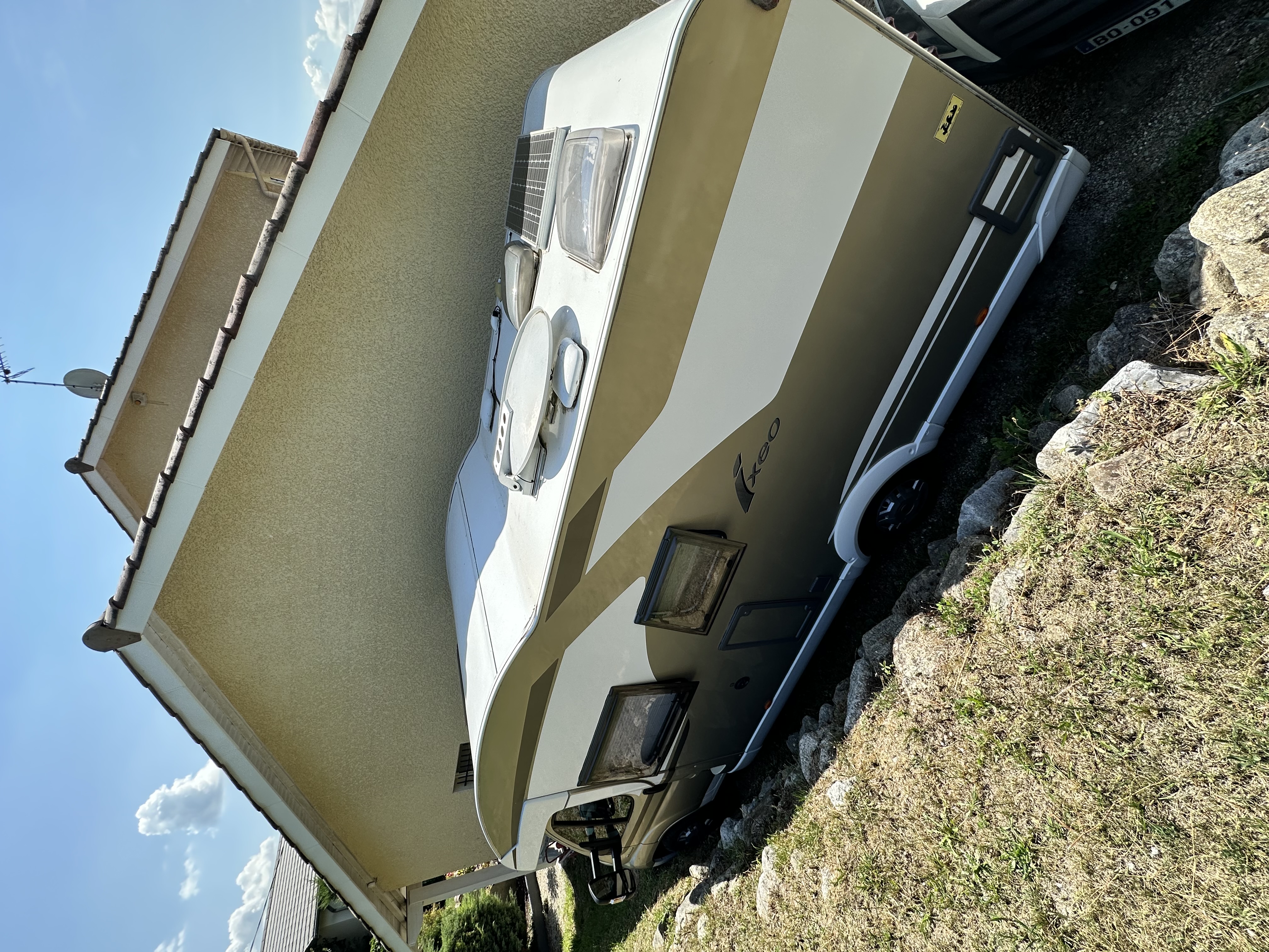 camping-car BURSTNER IXEO  extérieur / latéral gauche