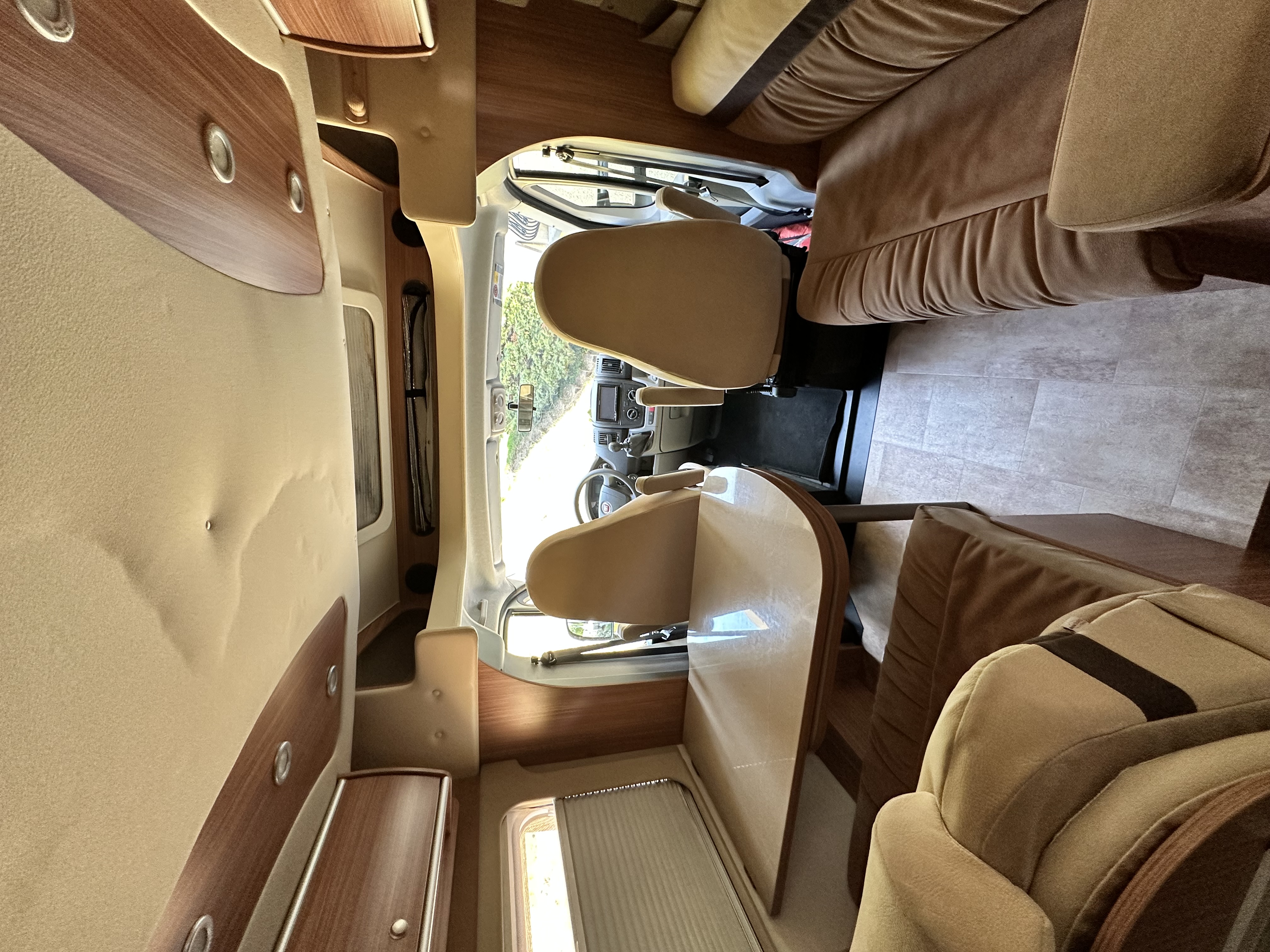 camping-car BURSTNER IXEO  intérieur / coin salon