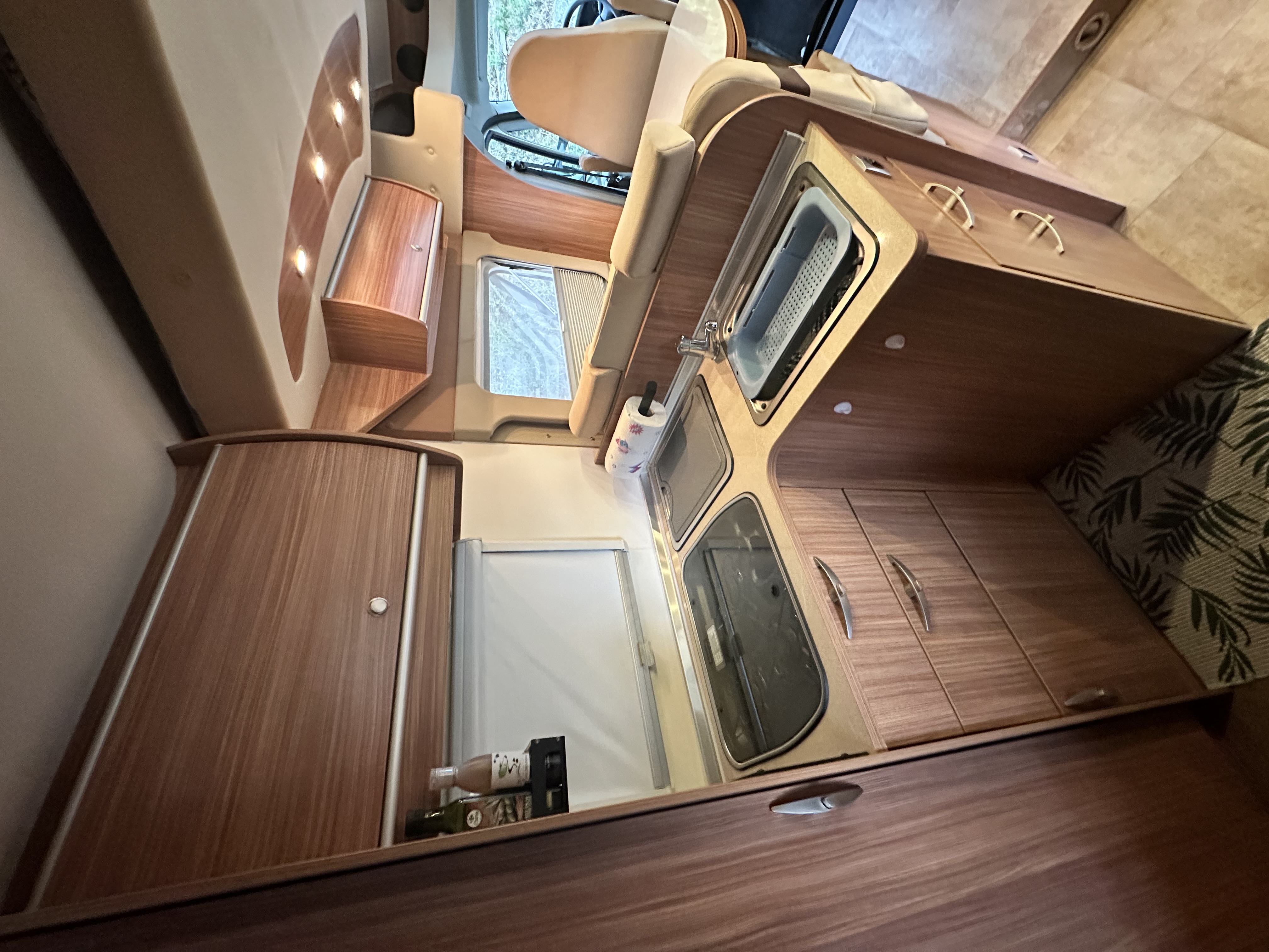 camping-car BURSTNER IXEO  intérieur  / coin cuisine