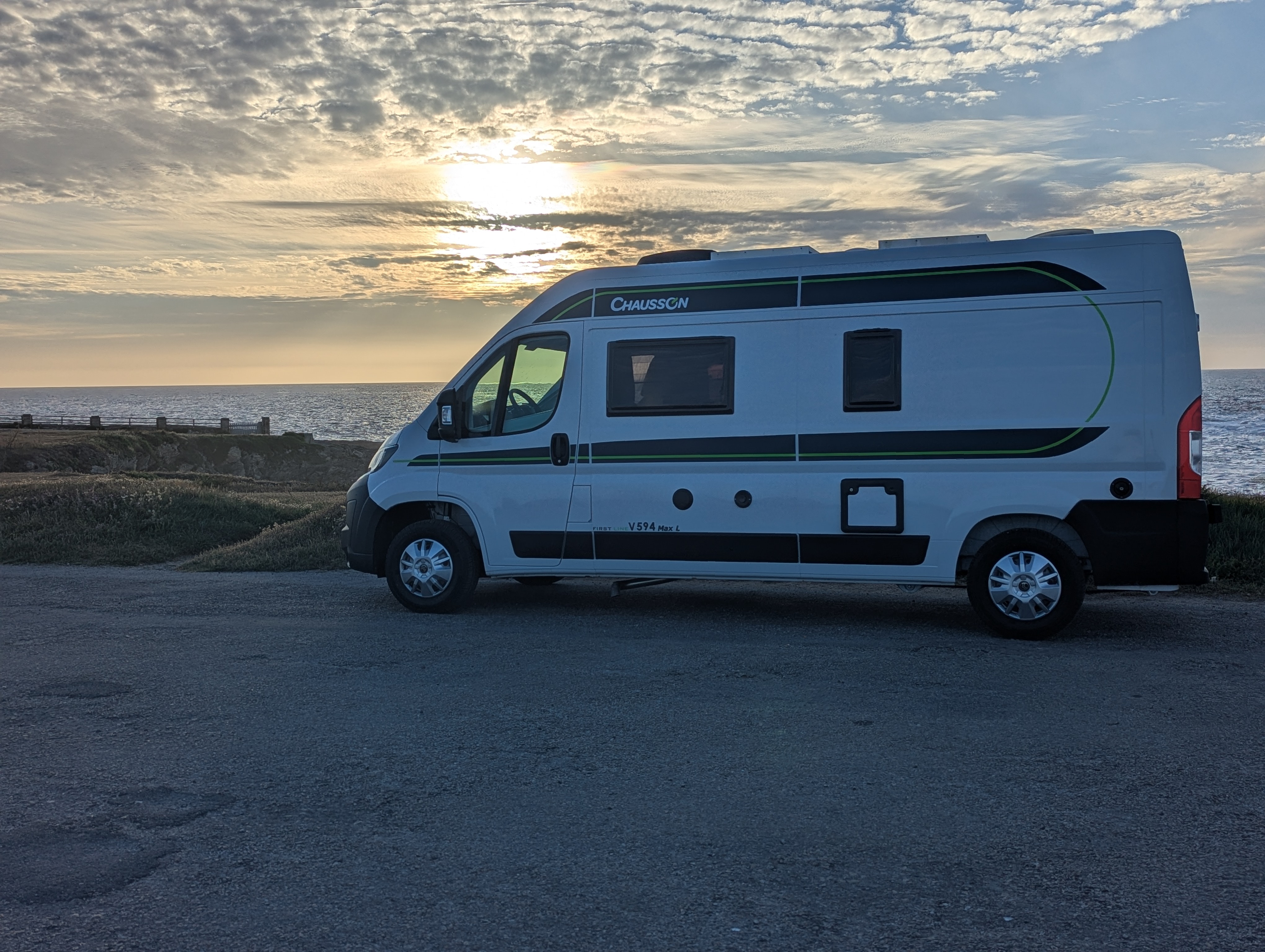 camping-car CHAUSSON V594 MAX L  extérieur / latéral gauche