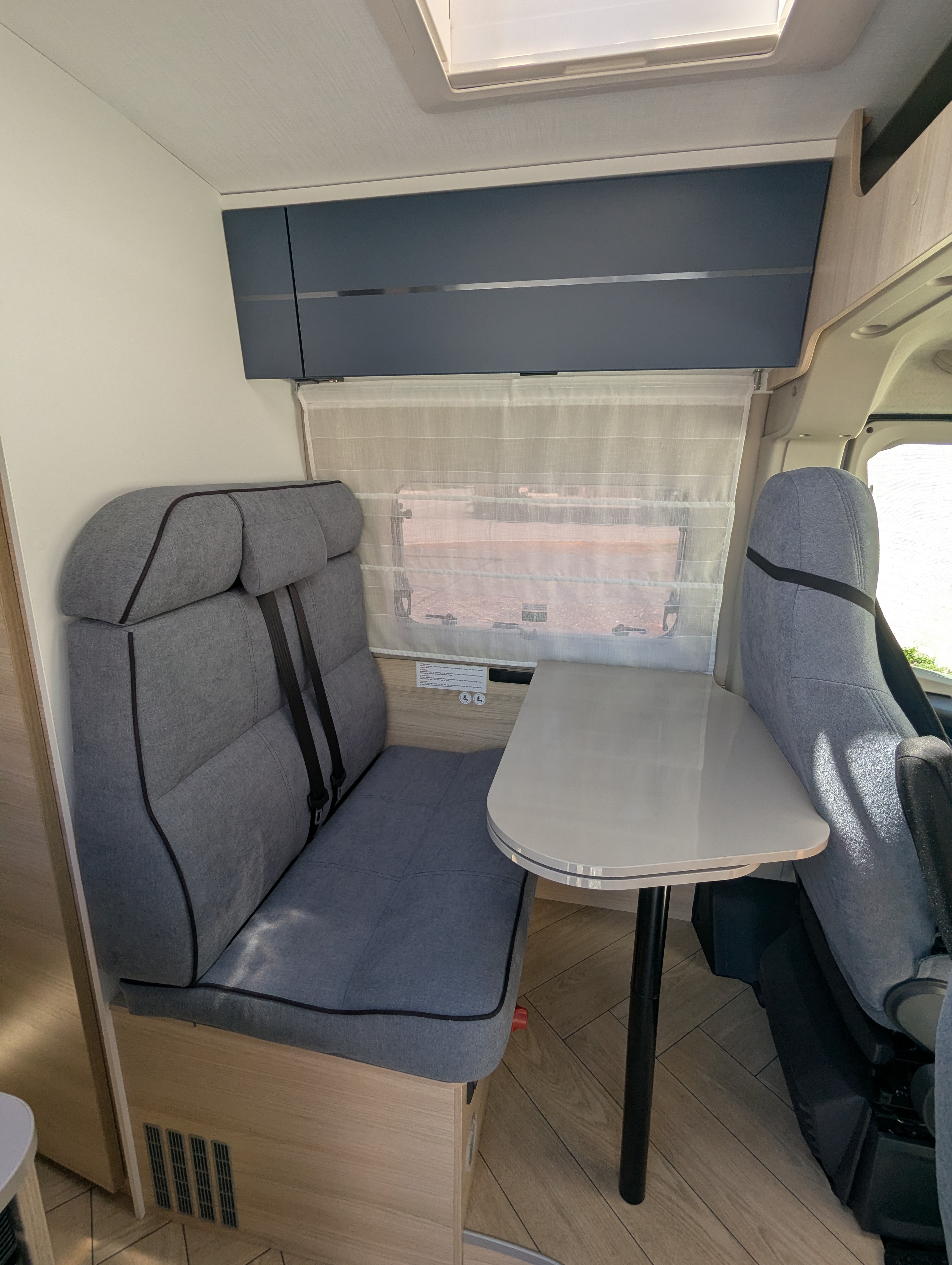 camping-car CHAUSSON V594 MAX L  intérieur / coin salon