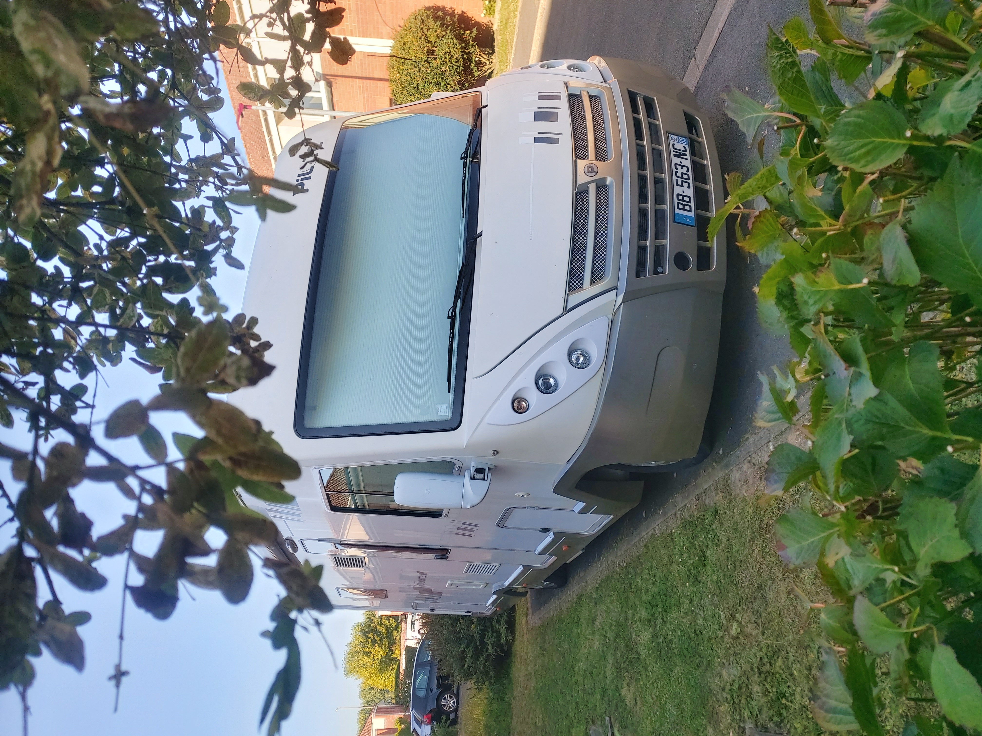 camping-car PILOTE G 740  extérieur / face avant