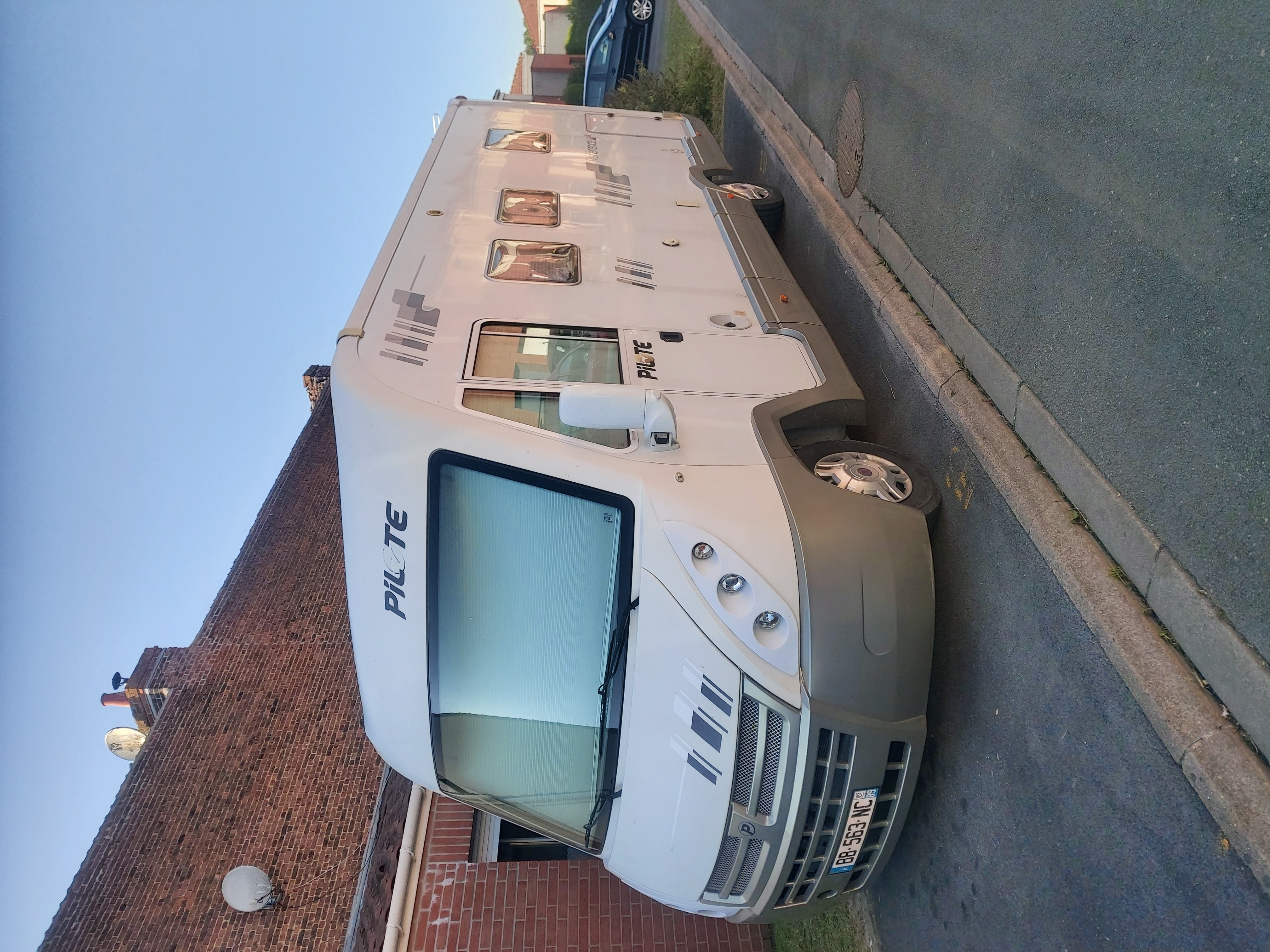 camping-car PILOTE G 740  extérieur / latéral gauche
