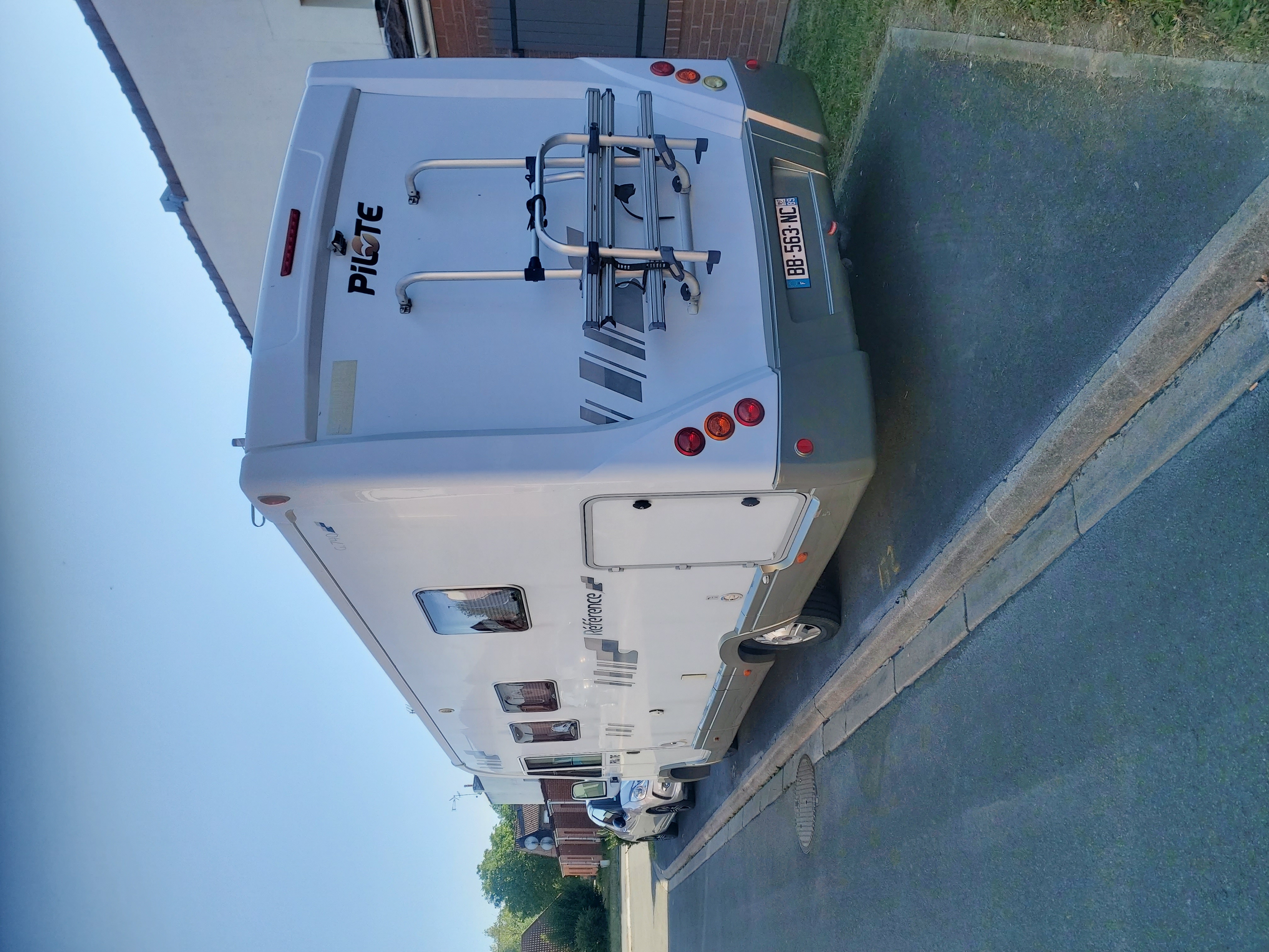 camping-car PILOTE G 740  extérieur / arrière
