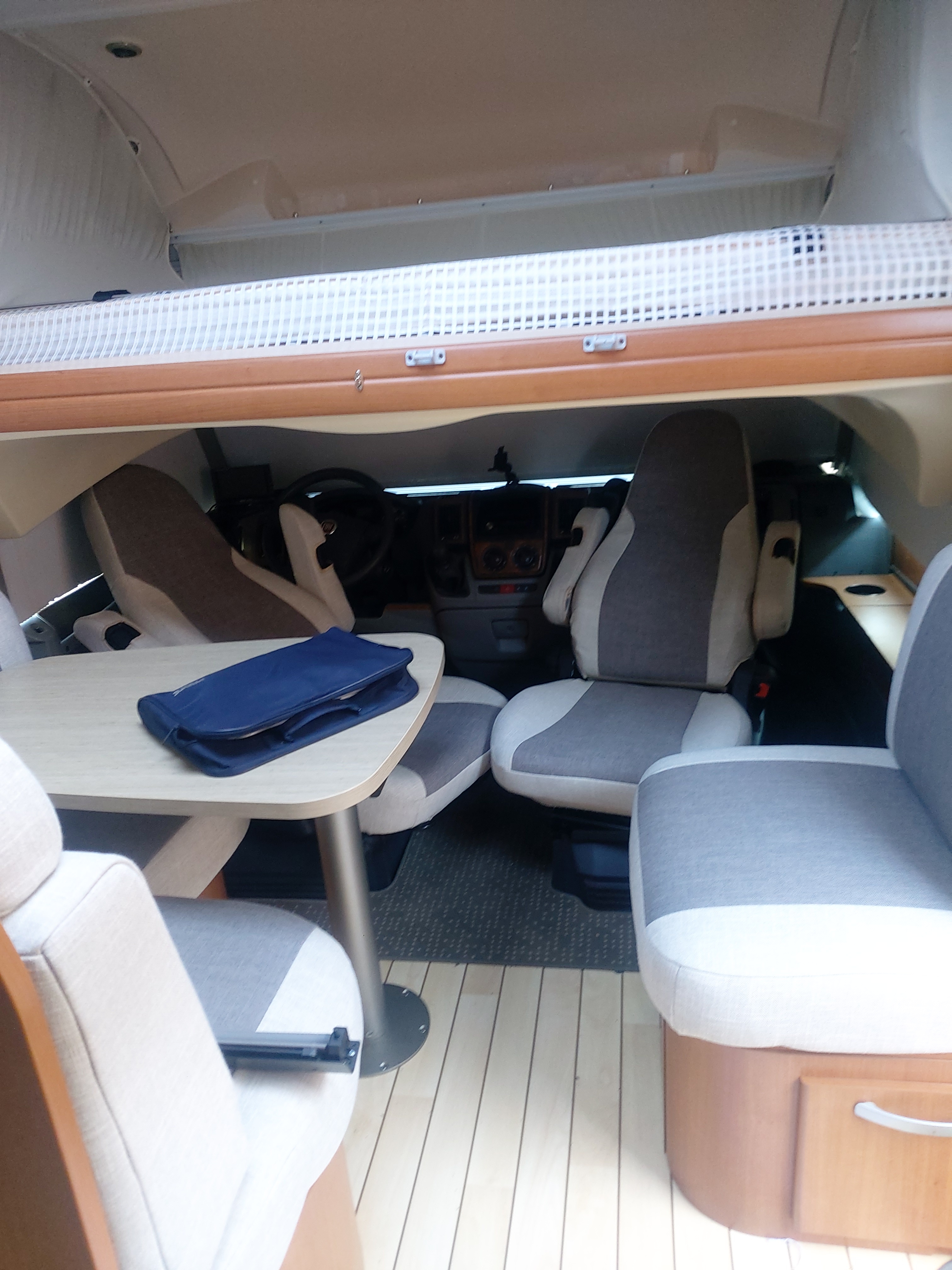 camping-car PILOTE G 740  extérieur / latéral droit
