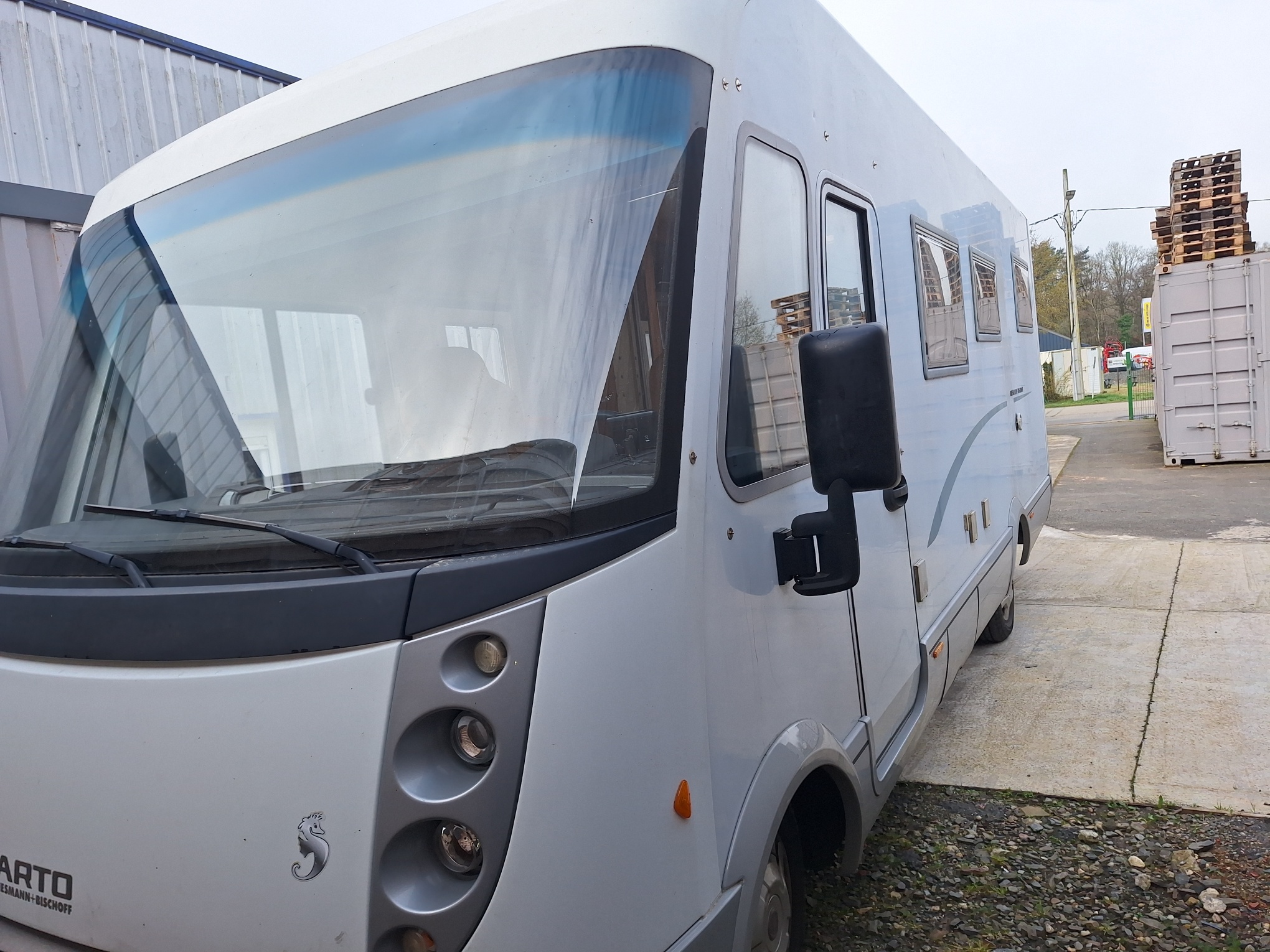 camping-car NIESMANN BISCHOFF ARTO  extérieur / face avant