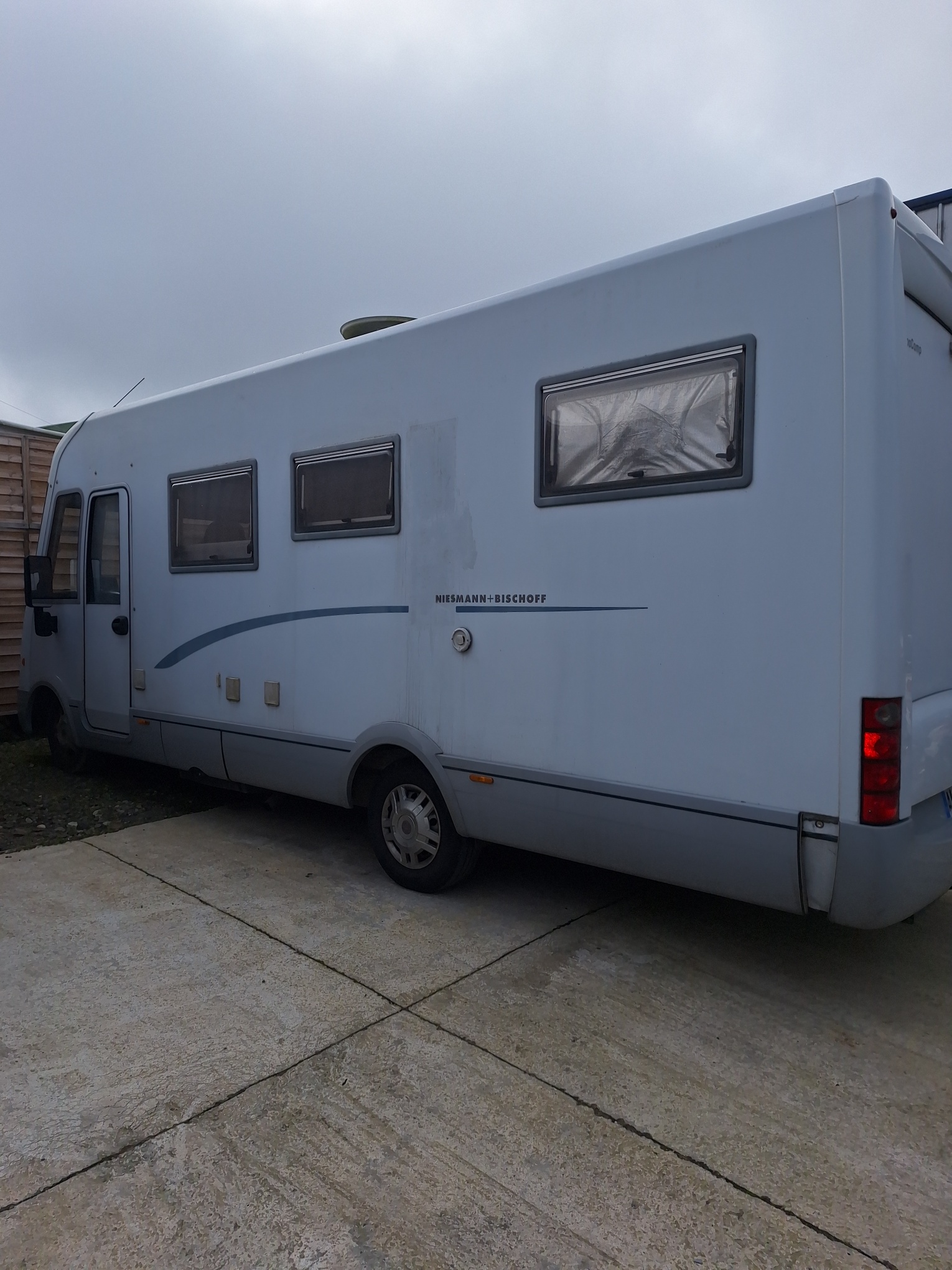 camping-car NIESMANN BISCHOFF ARTO  extérieur / latéral gauche