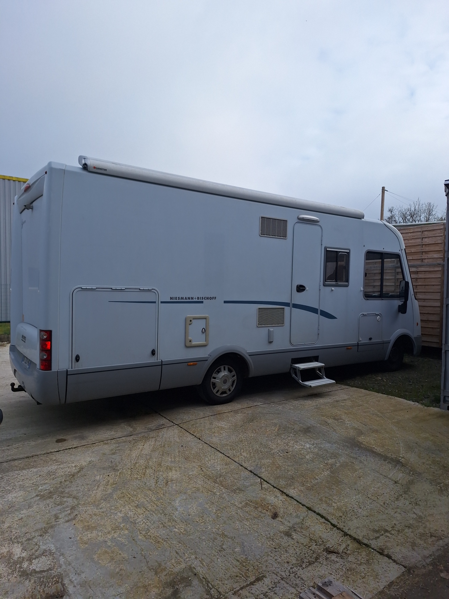camping-car NIESMANN BISCHOFF ARTO  extérieur / latéral droit