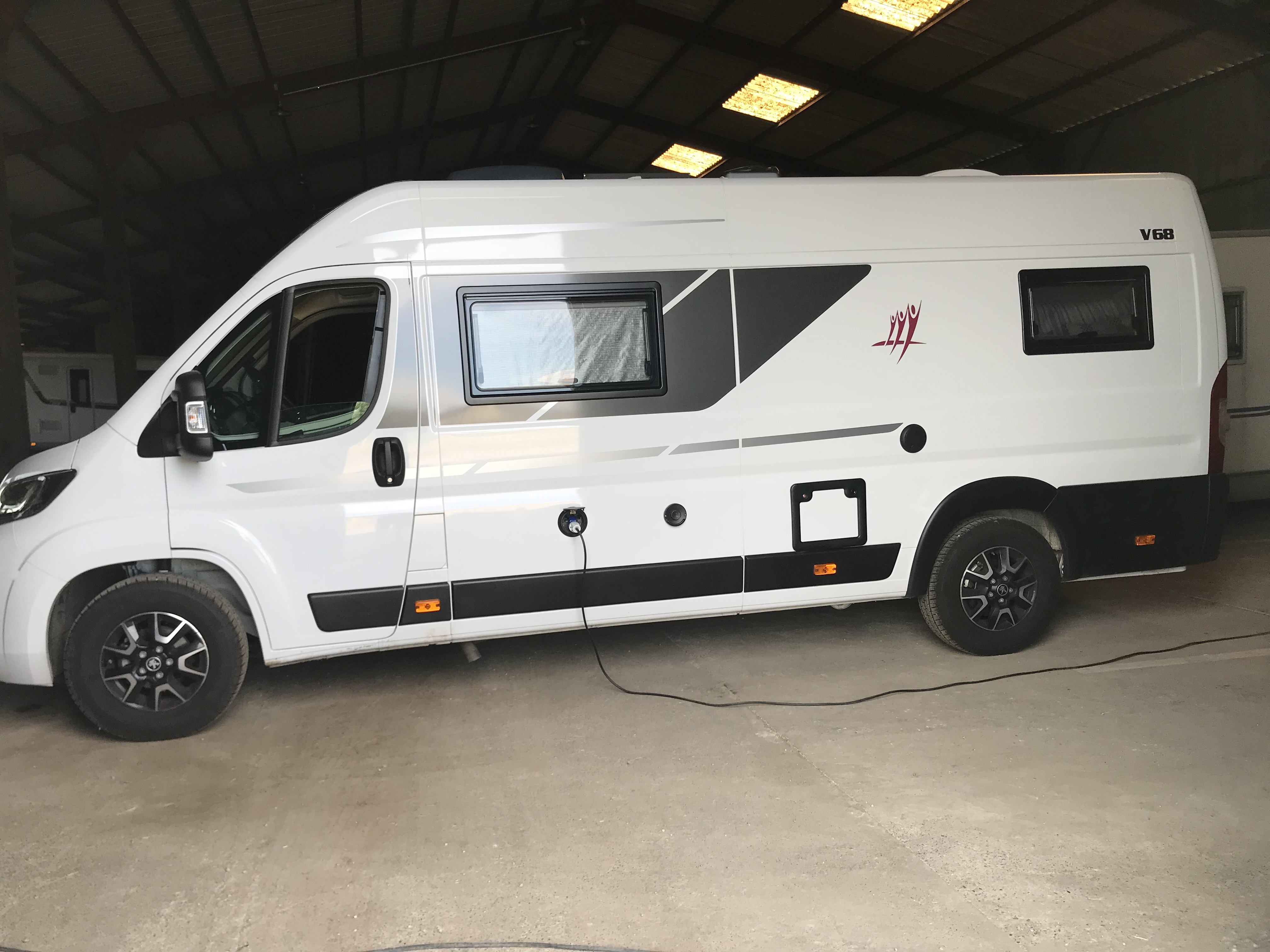 camping-car RAPIDO V 68  extérieur / latéral gauche