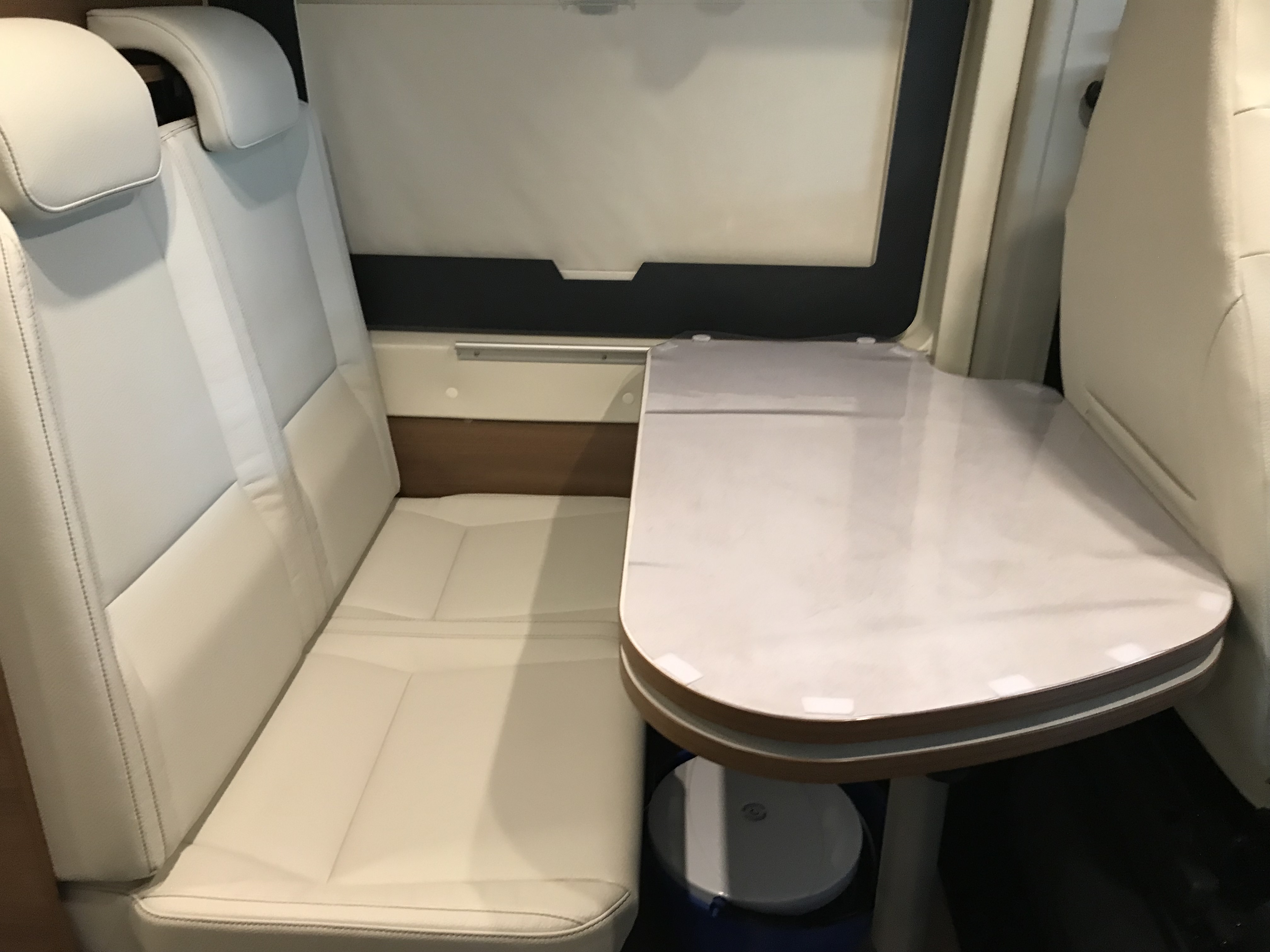 camping-car RAPIDO V 68  intérieur / coin salon