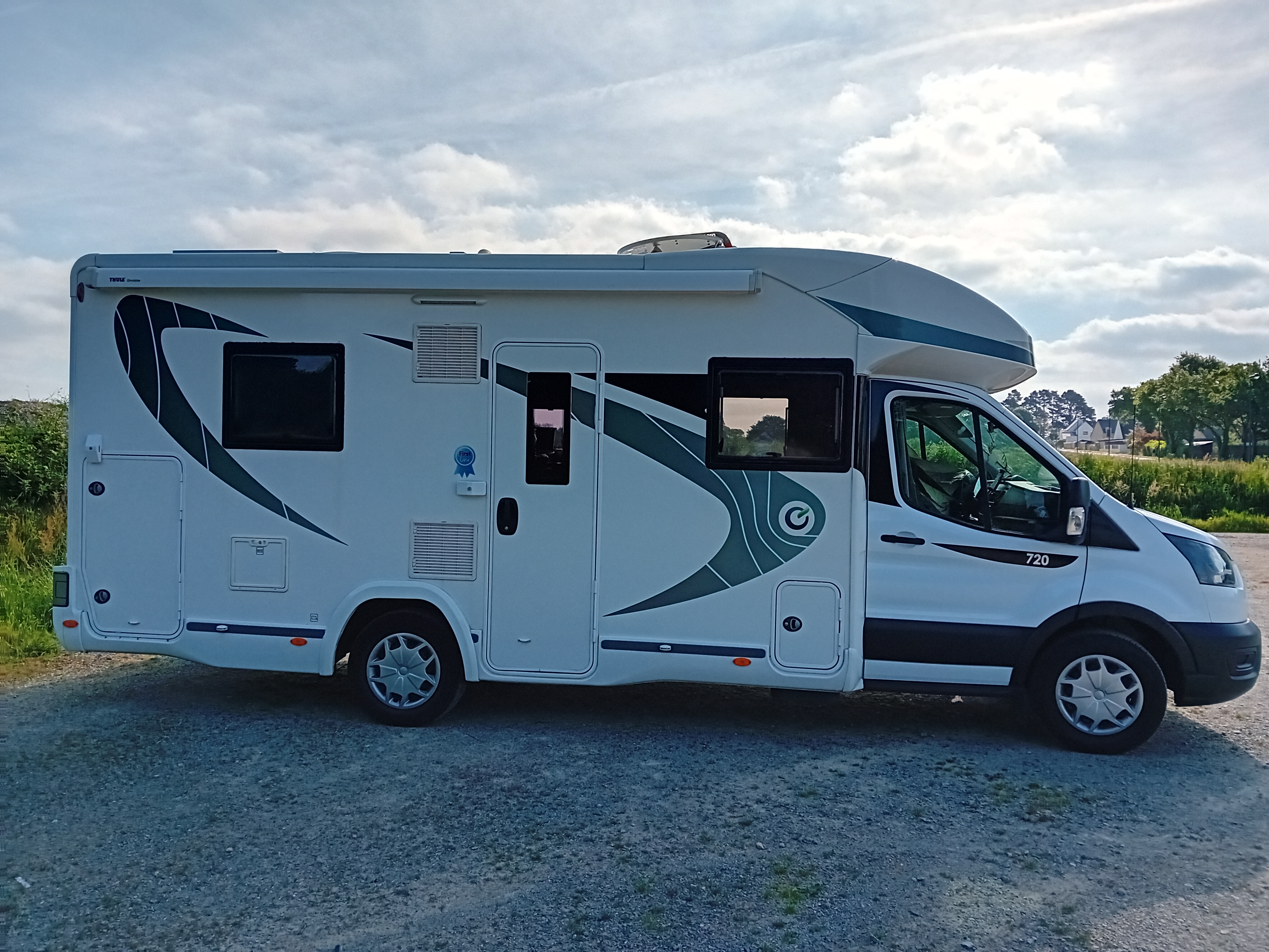 camping-car CHAUSSON 720  extérieur / latéral gauche