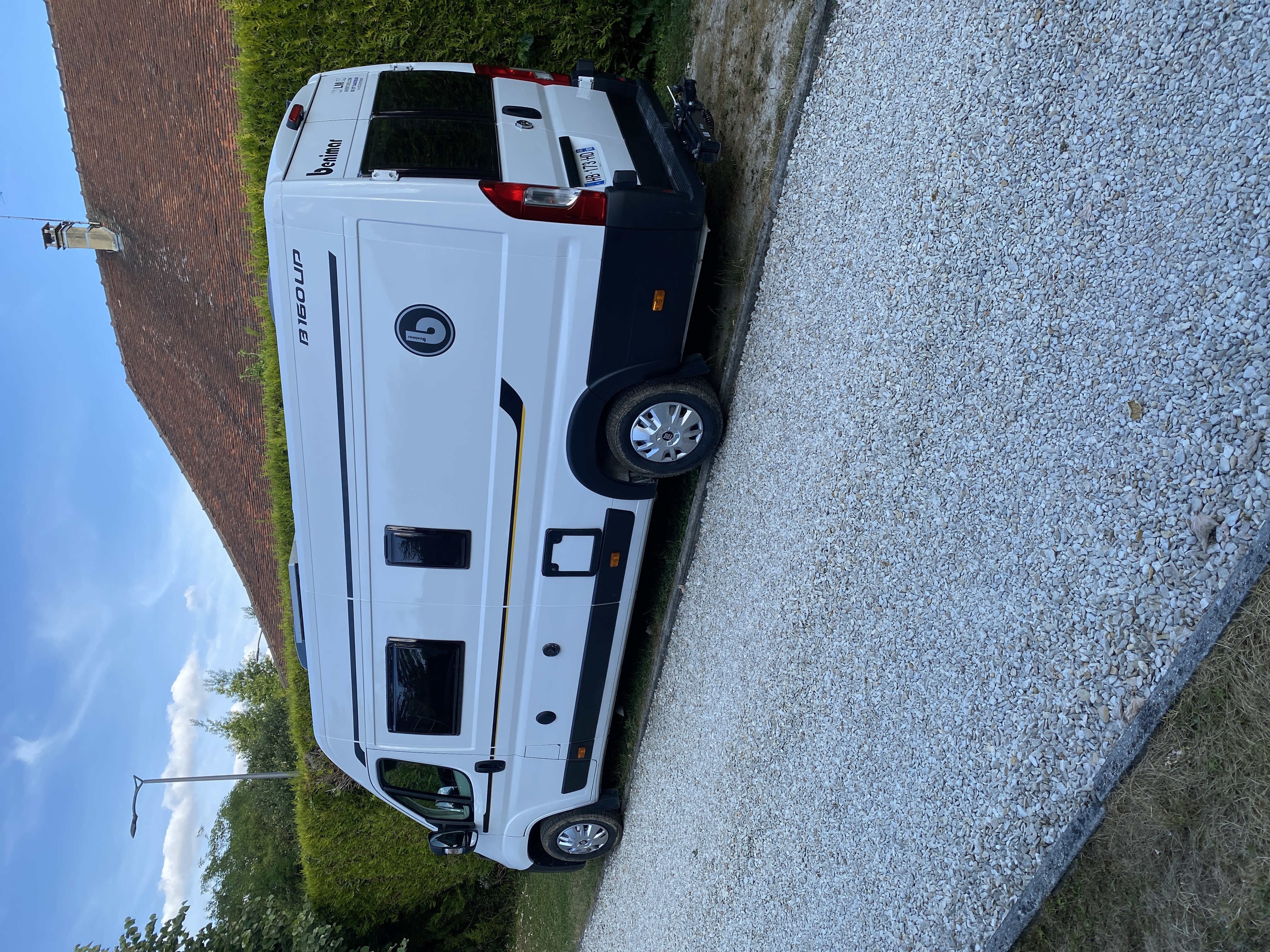 camping-car BENIVAN  extérieur / latéral gauche