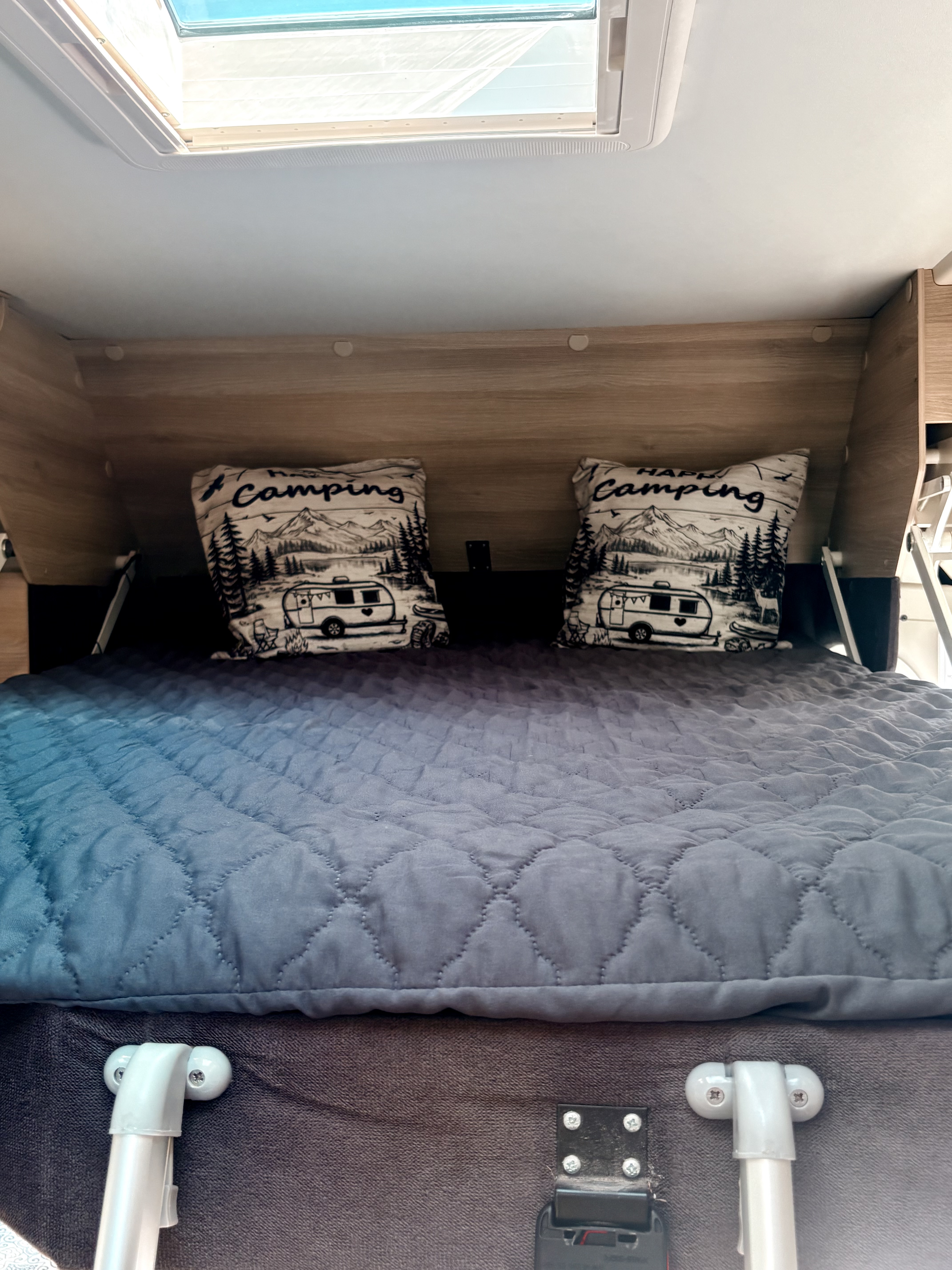 camping-car CAMPEREVE FAMILYVAN  intérieur / couchage principal