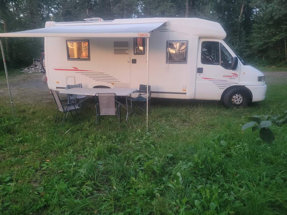 camping-car FLEURETTE LE GERBE  extérieur / latéral droit