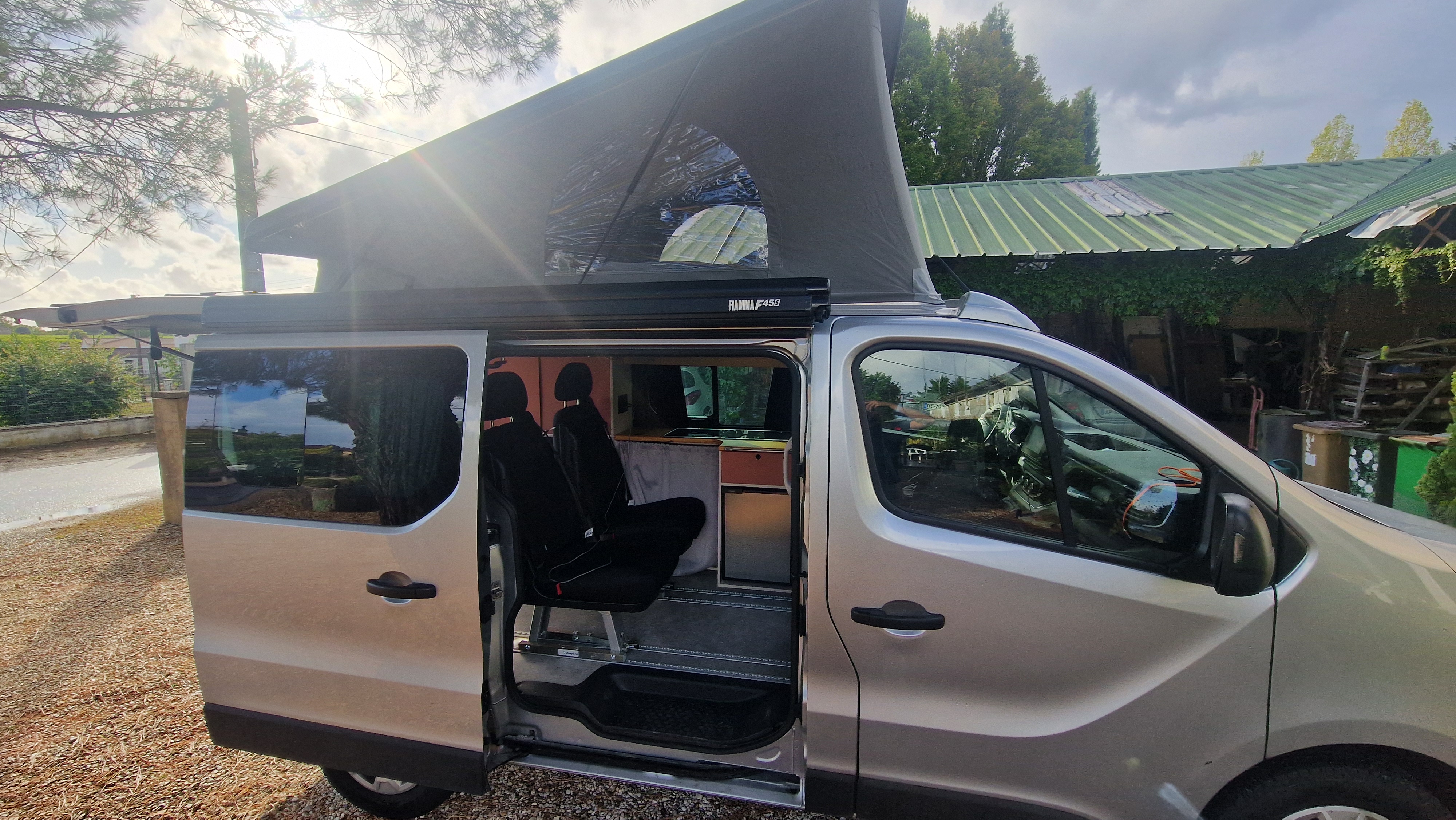camping-car RENAULT TRAFIC  extérieur / latéral droit