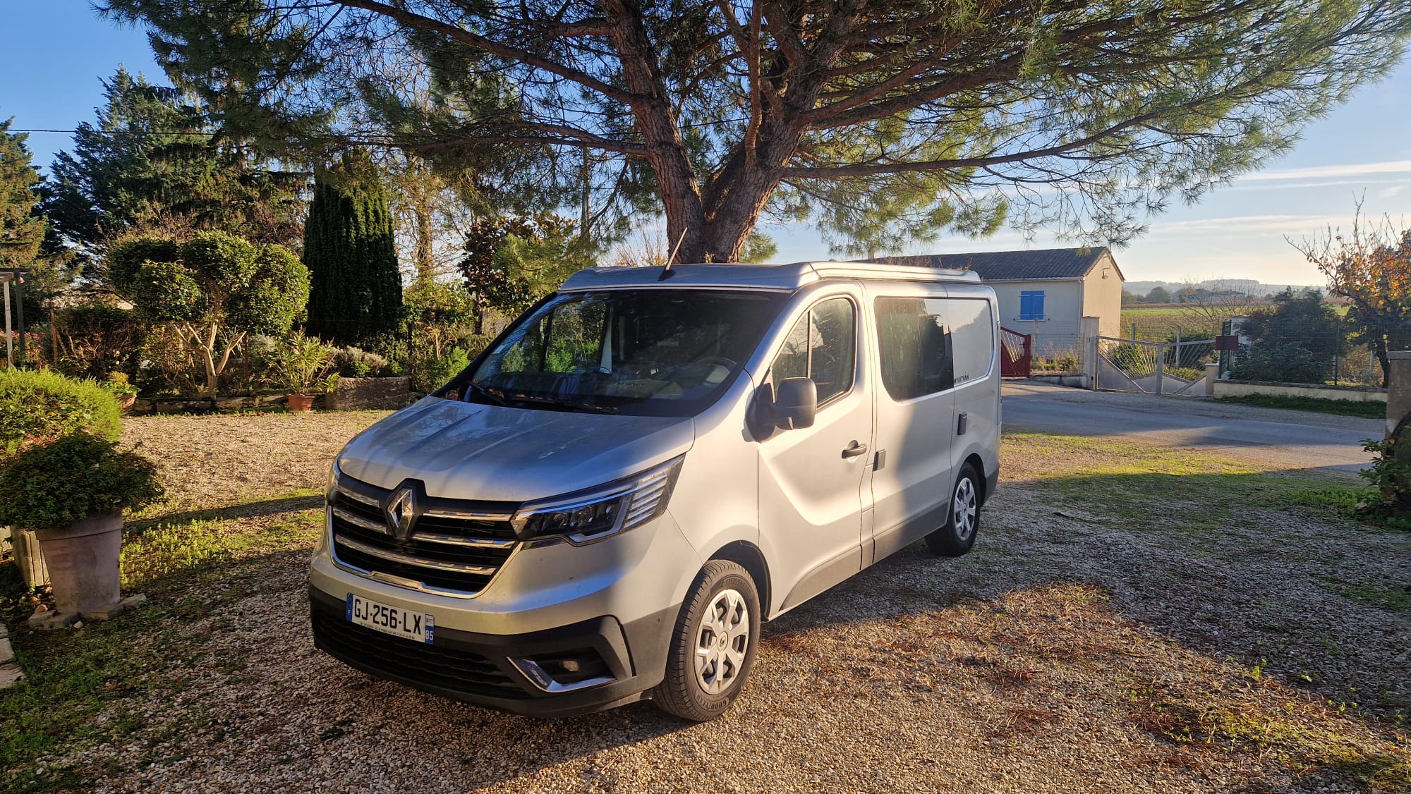 camping-car RENAULT TRAFIC  extérieur / face avant