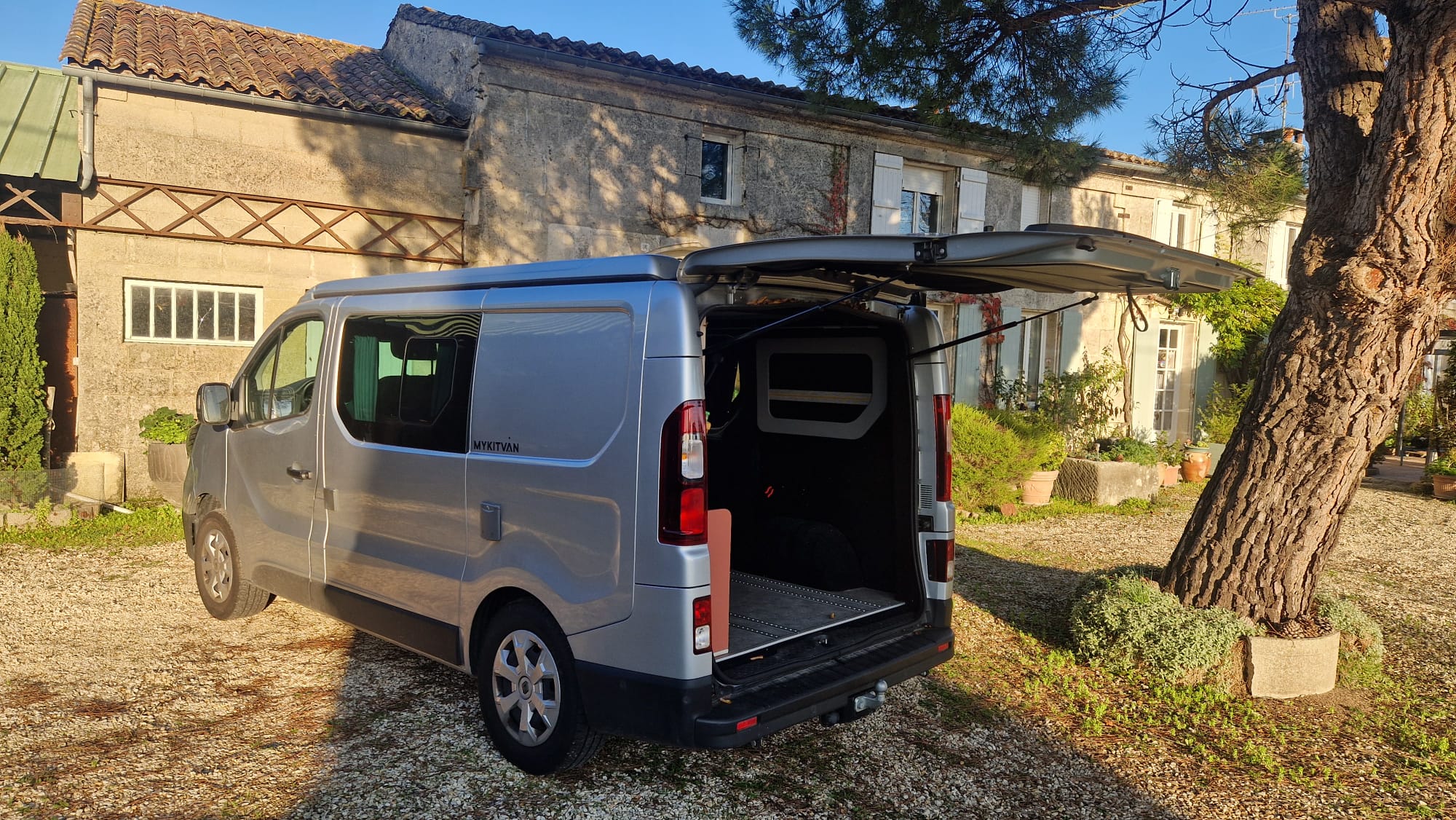 camping-car RENAULT TRAFIC  extérieur / arrière