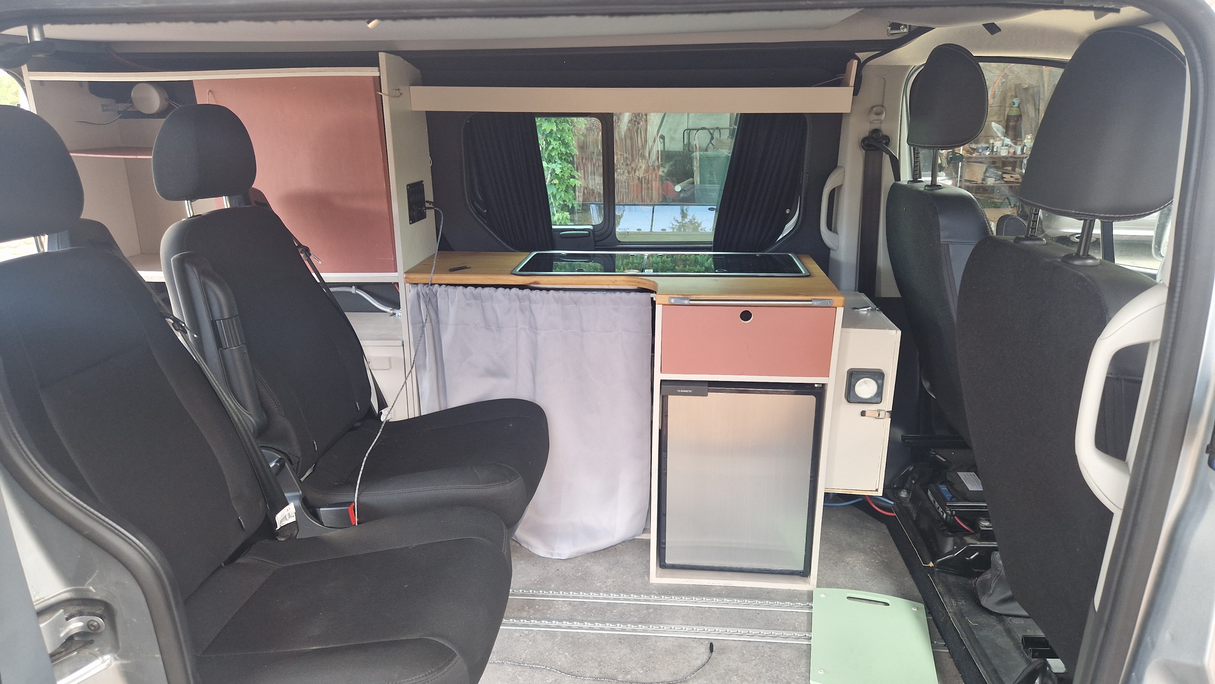 camping-car RENAULT TRAFIC  intérieur / coin salon