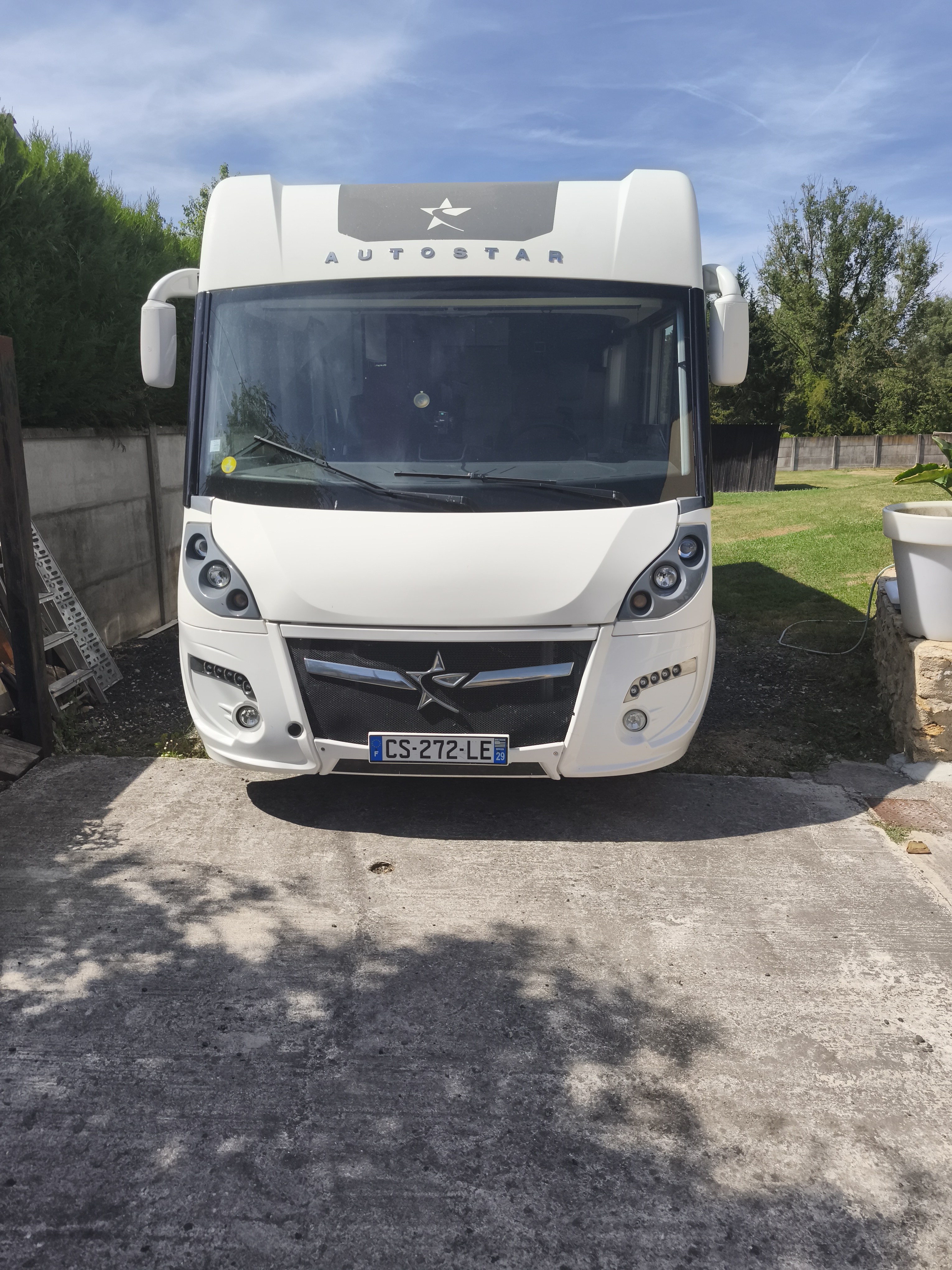 camping-car AUTOSTAR ATHENOR 8069  extérieur / face avant