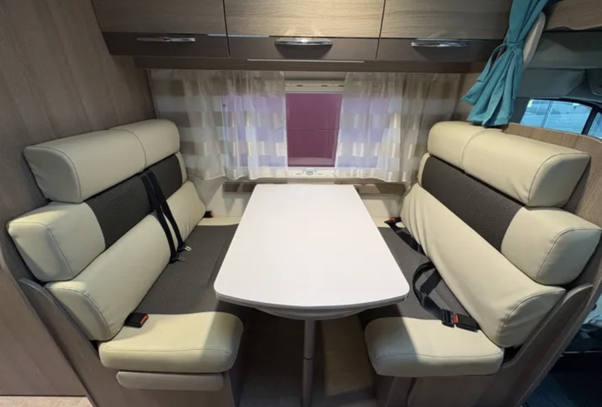 camping-car  CHAUSSON FLASH 714  intérieur / coin salon
