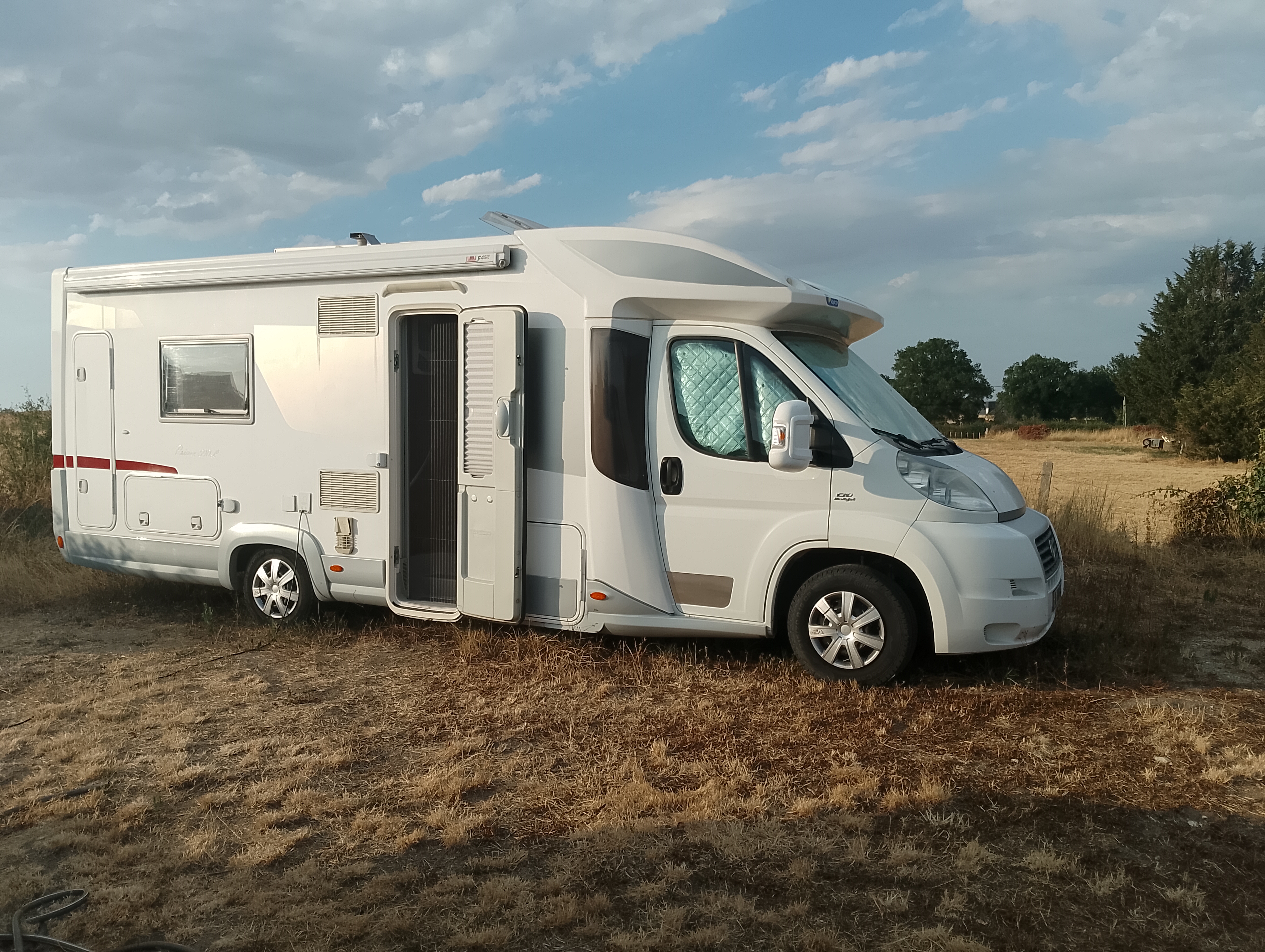 camping-car ELNAGH PRINCE 590 L   extérieur / latéral gauche