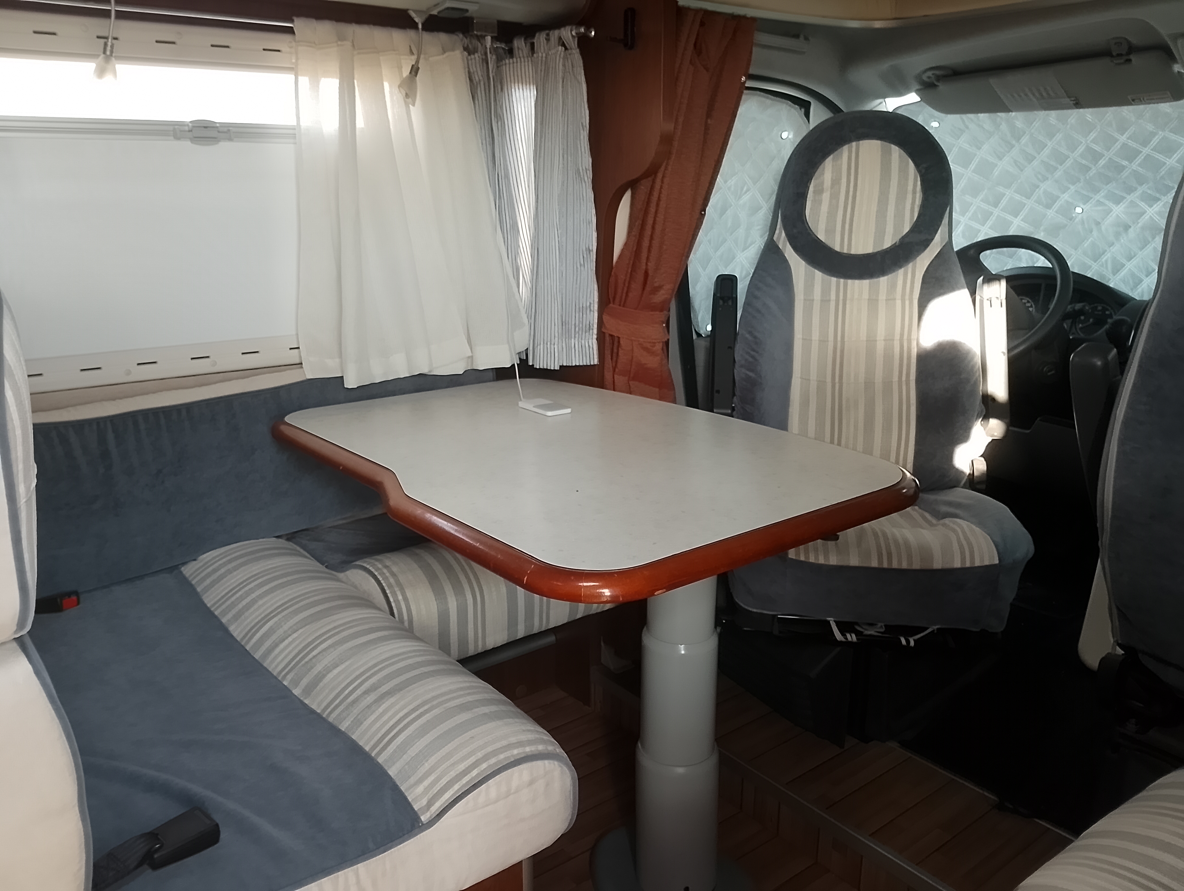 camping-car ELNAGH PRINCE 590 L   intérieur / coin salon
