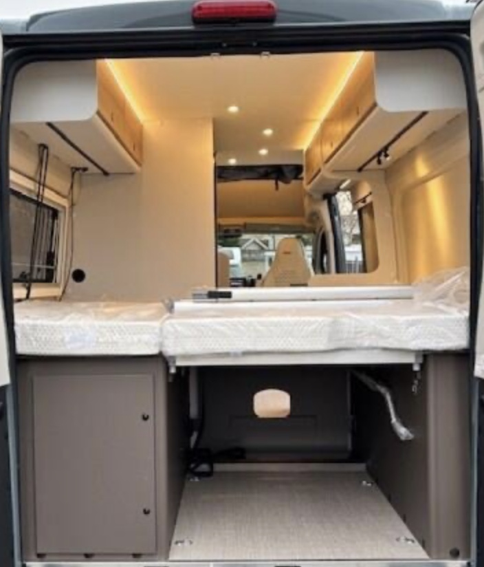 camping-car BURSTNER  B 66  extérieur / arrière