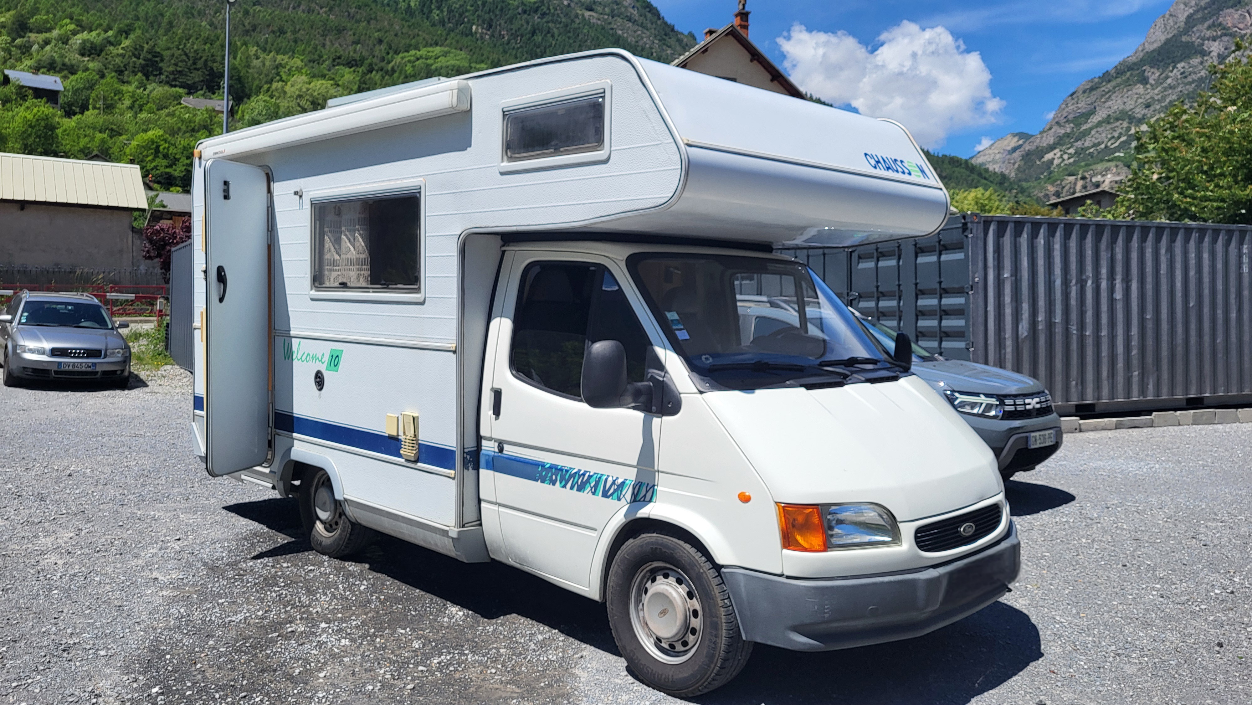 camping-car CHAUSSON  extérieur / latéral gauche