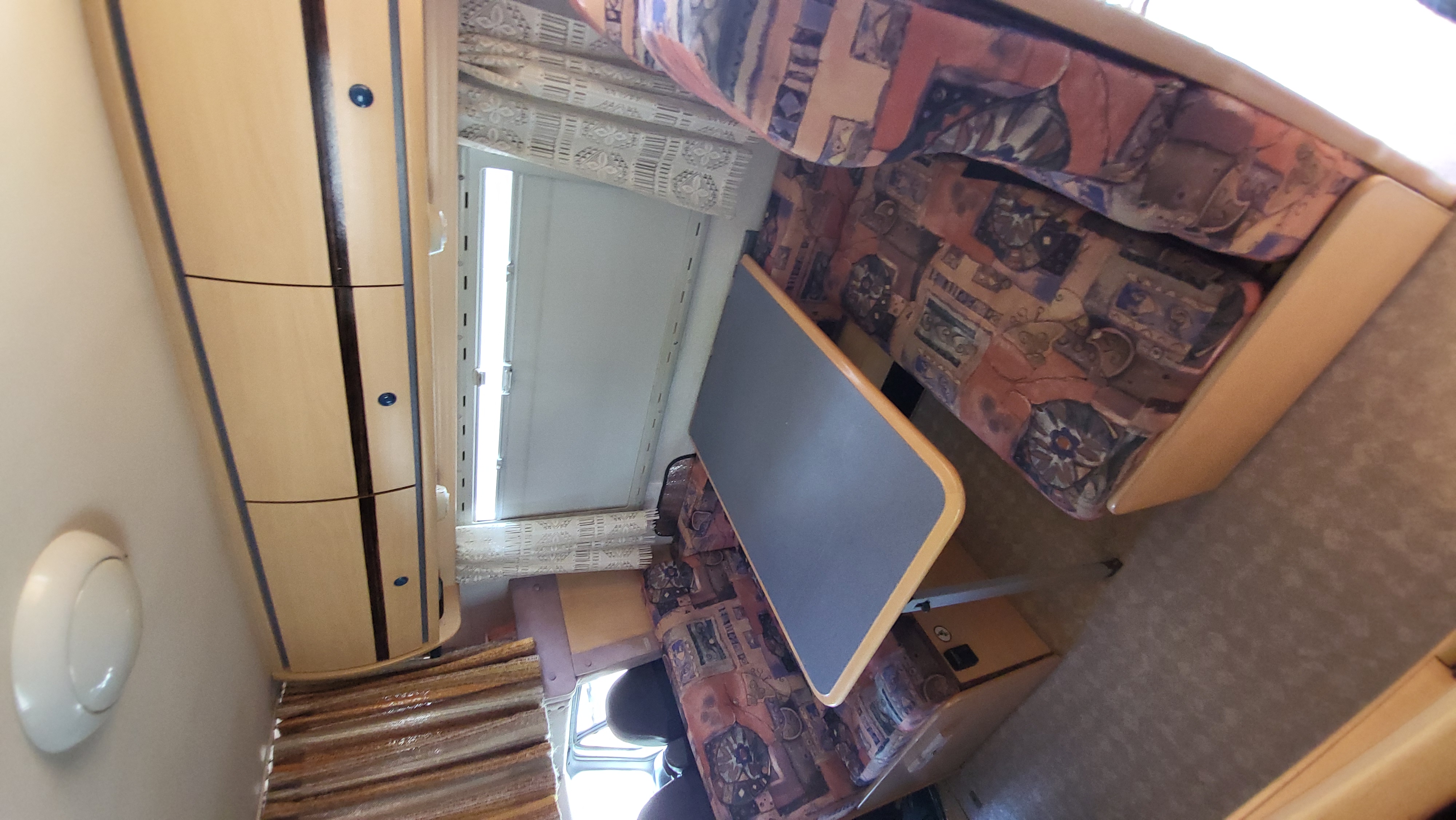 camping-car CHAUSSON  intérieur / coin salon