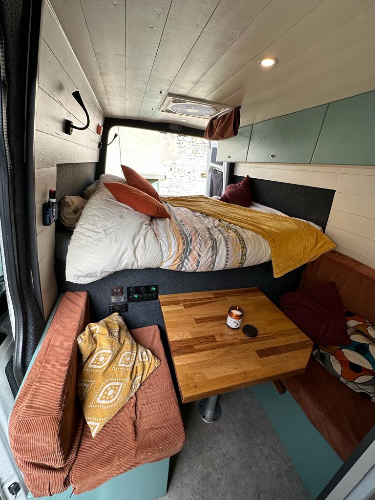 camping-car VOLKSWAGEN CRAFTER  intérieur / coin salon