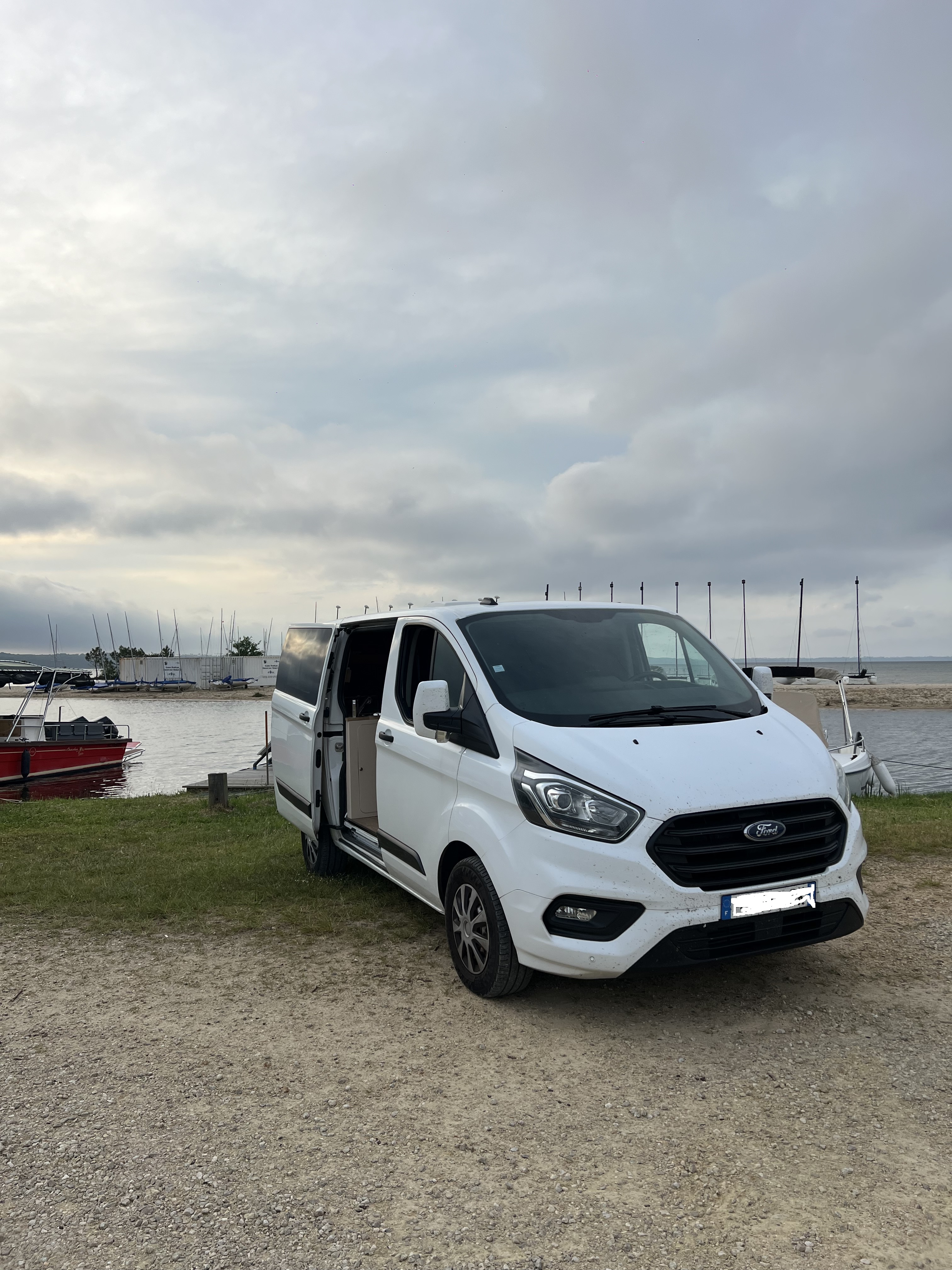 camping-car FORD TRANSIT CUSTOM  L1H1  extérieur / face avant