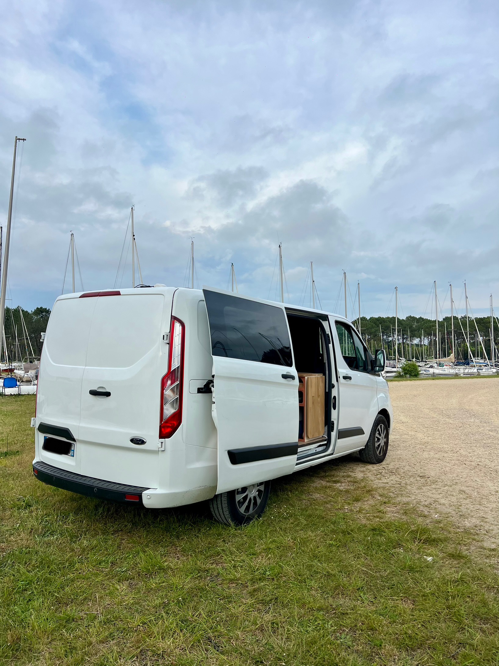 camping-car FORD TRANSIT CUSTOM  L1H1  extérieur / arrière