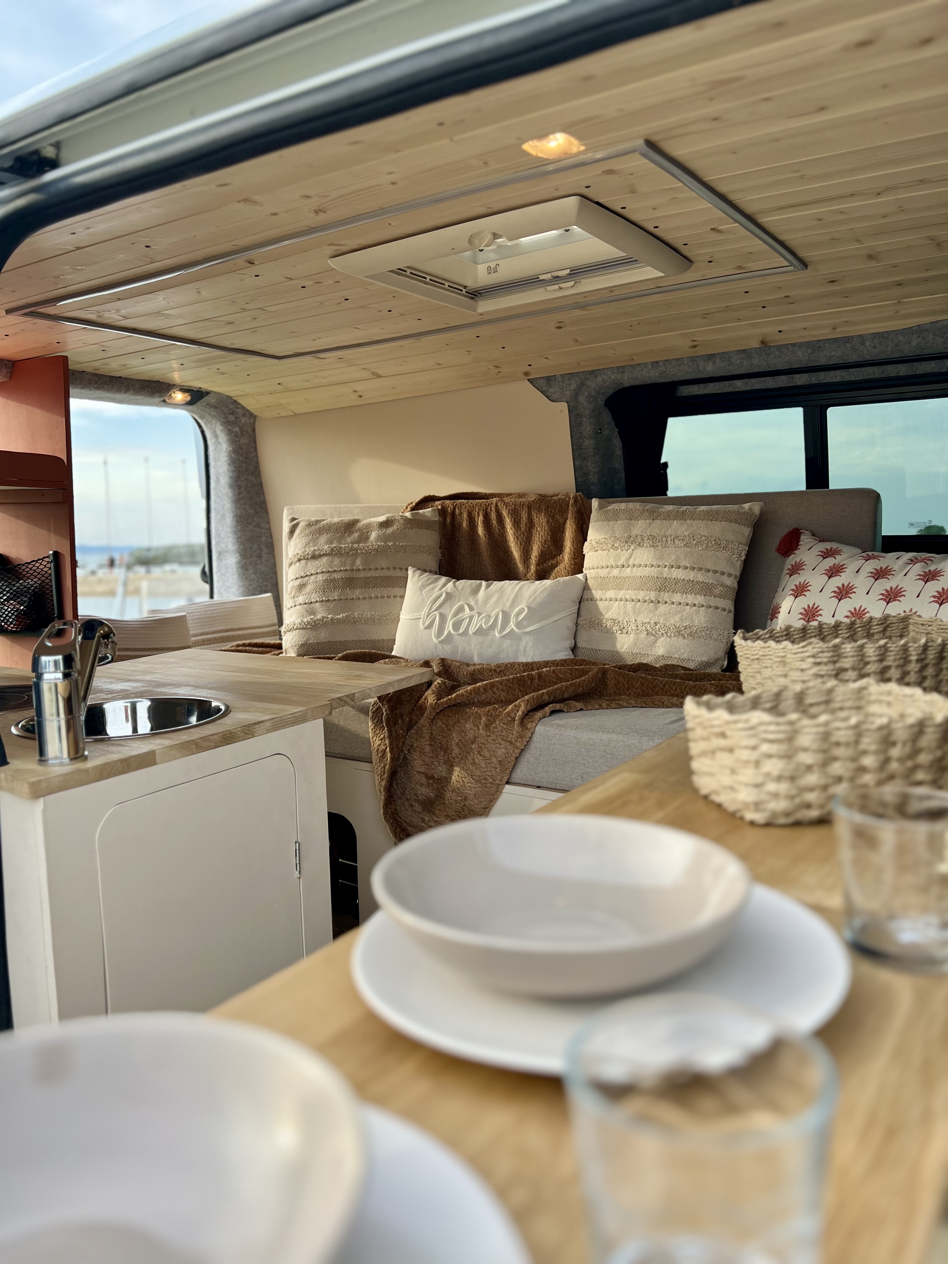 camping-car FORD TRANSIT CUSTOM  L1H1  intérieur / coin salon