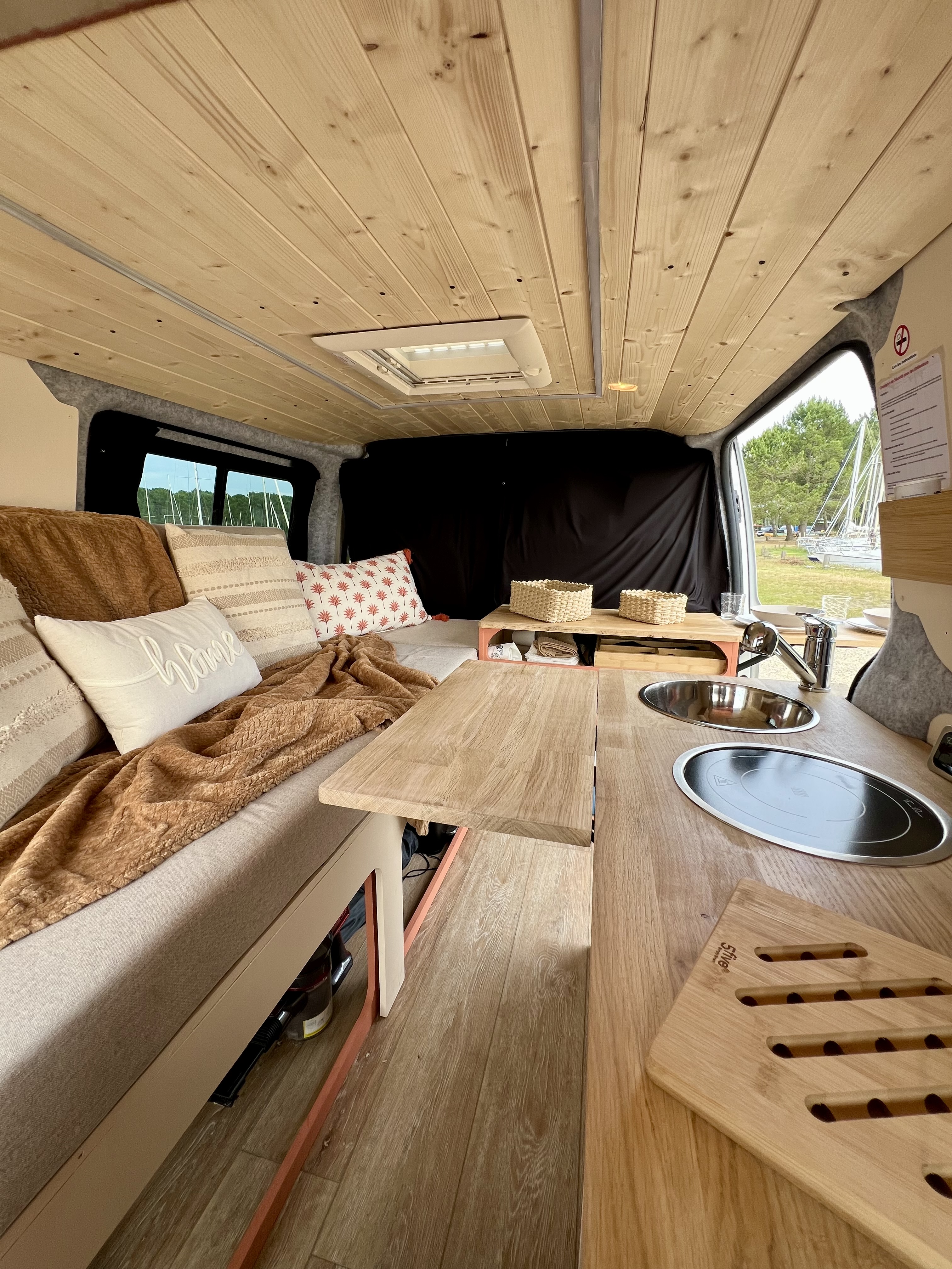 camping-car FORD TRANSIT CUSTOM  L1H1  intérieur  / coin cuisine