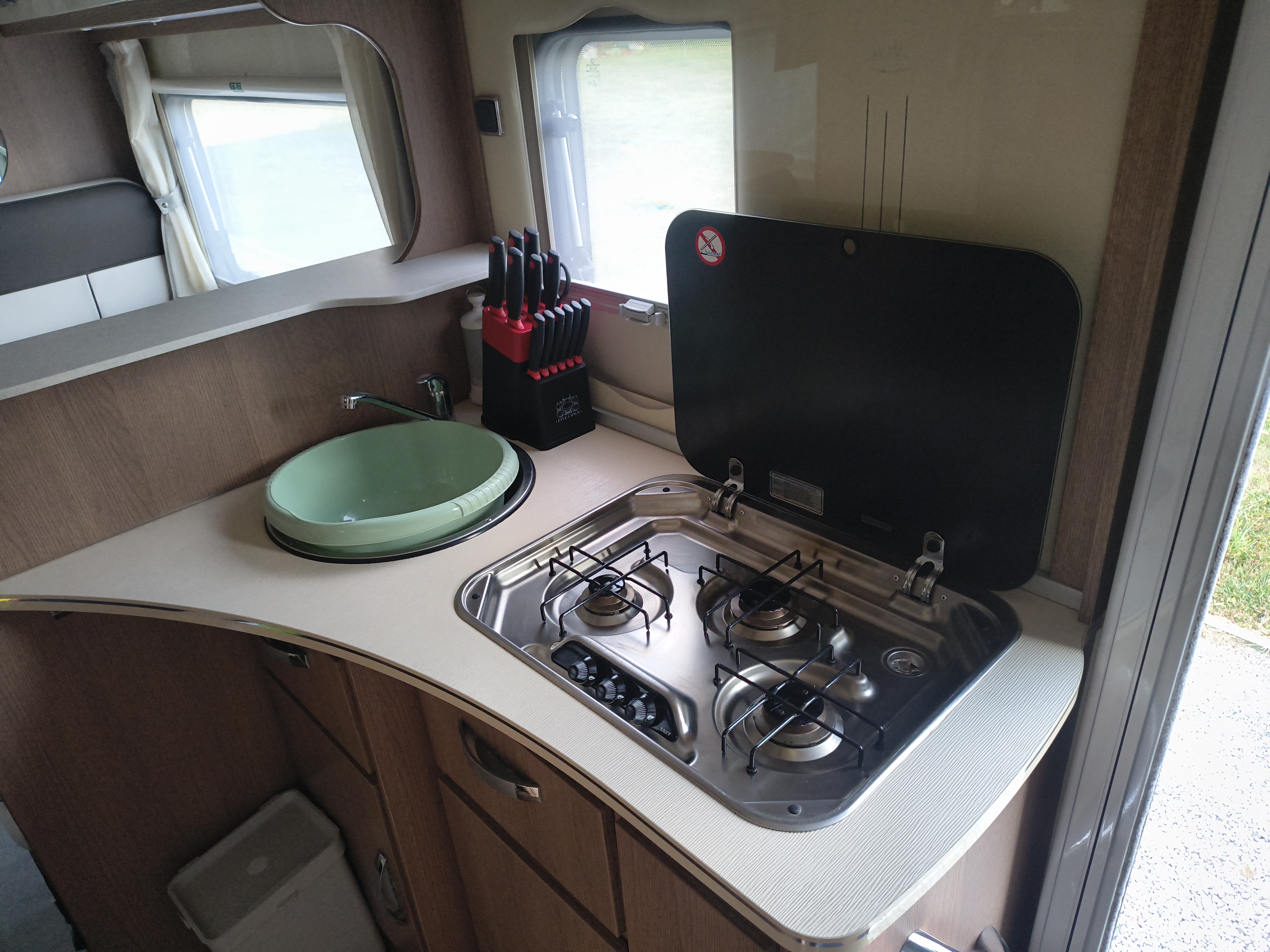 camping-car MC LOUIS GLAMYS 22  intérieur  / coin cuisine