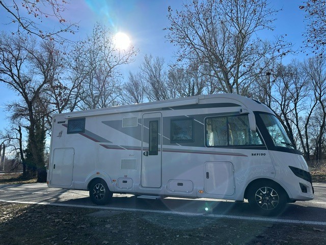 camping-car RAPIDO 8066DF  extérieur / latéral droit