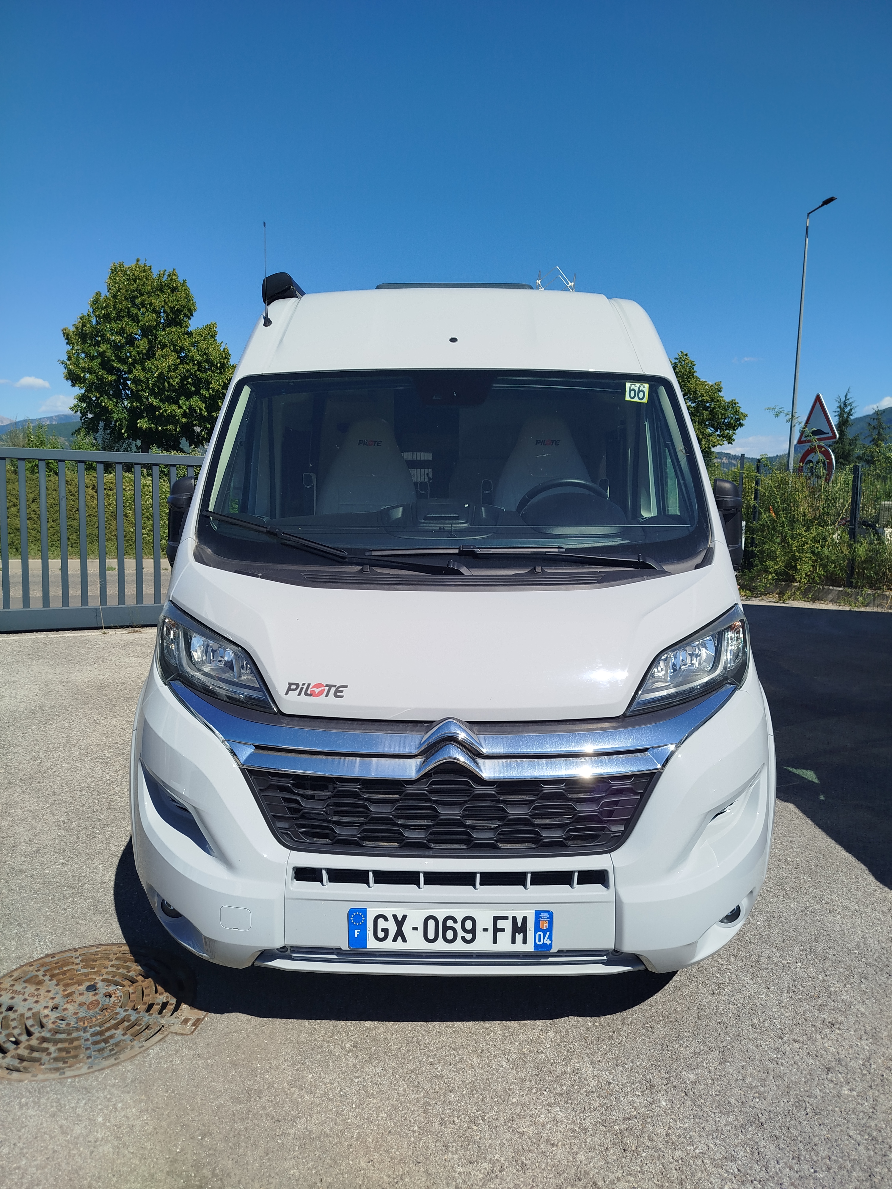 camping-car PILOTE V600S  extérieur / face avant