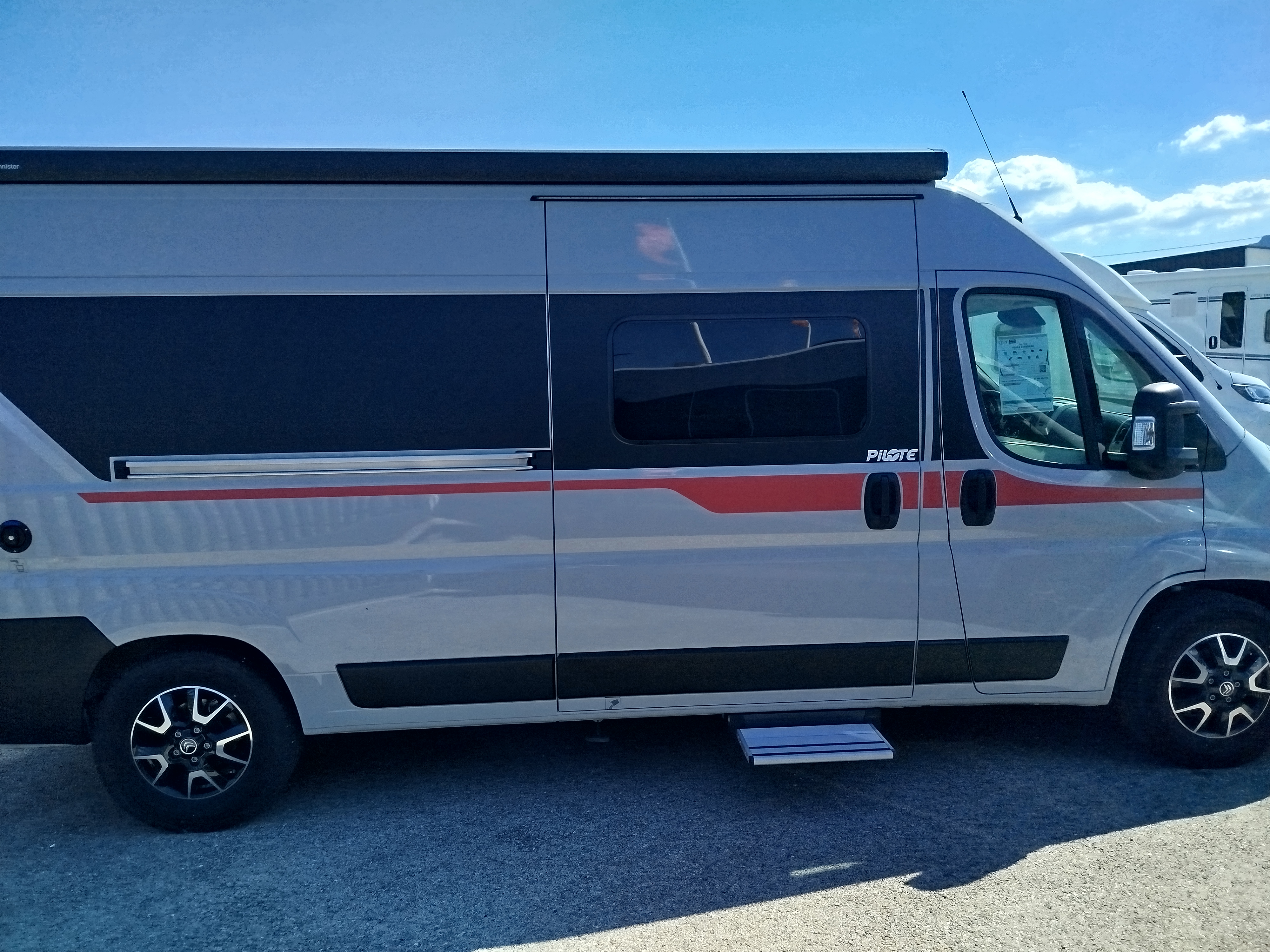 camping-car PILOTE V600S  extérieur / latéral droit