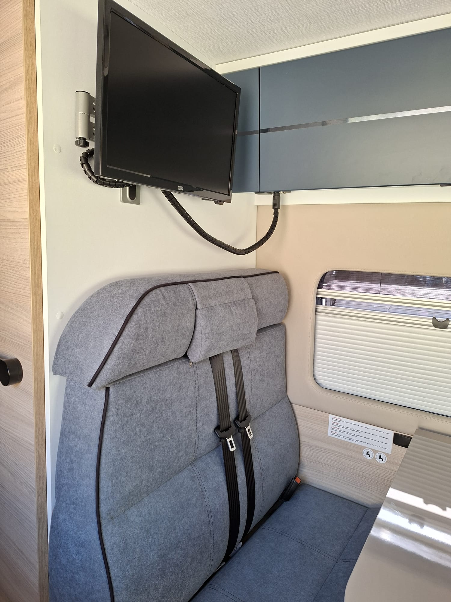 camping-car CHAUSSON V594  intérieur / coin salon