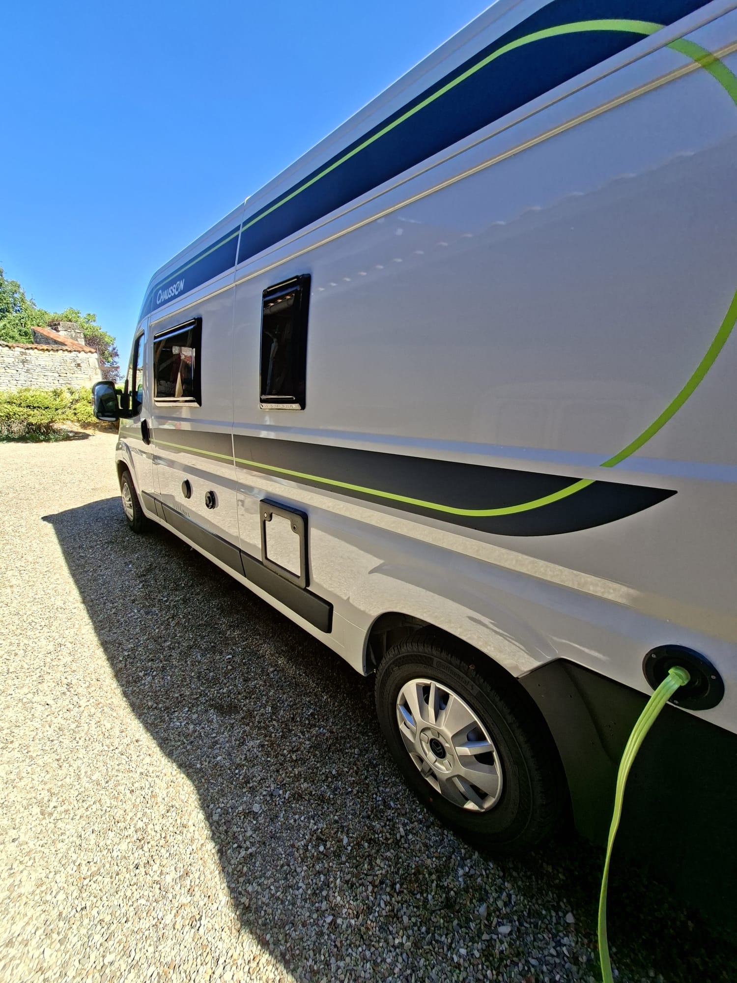 camping-car CHAUSSON V594  extérieur / latéral gauche