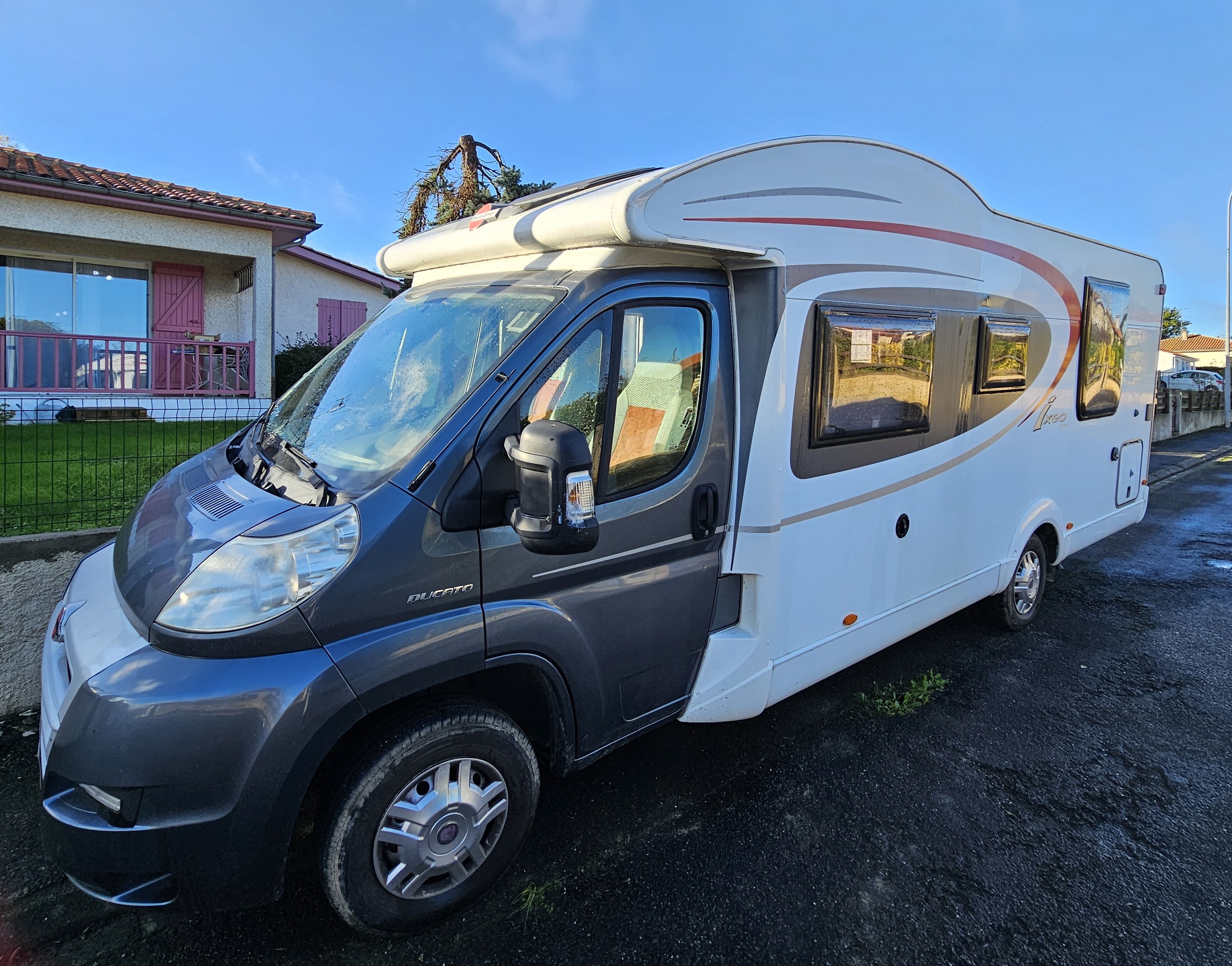 camping-car BURSTNER IXEO TIME IT 734  extérieur / face avant