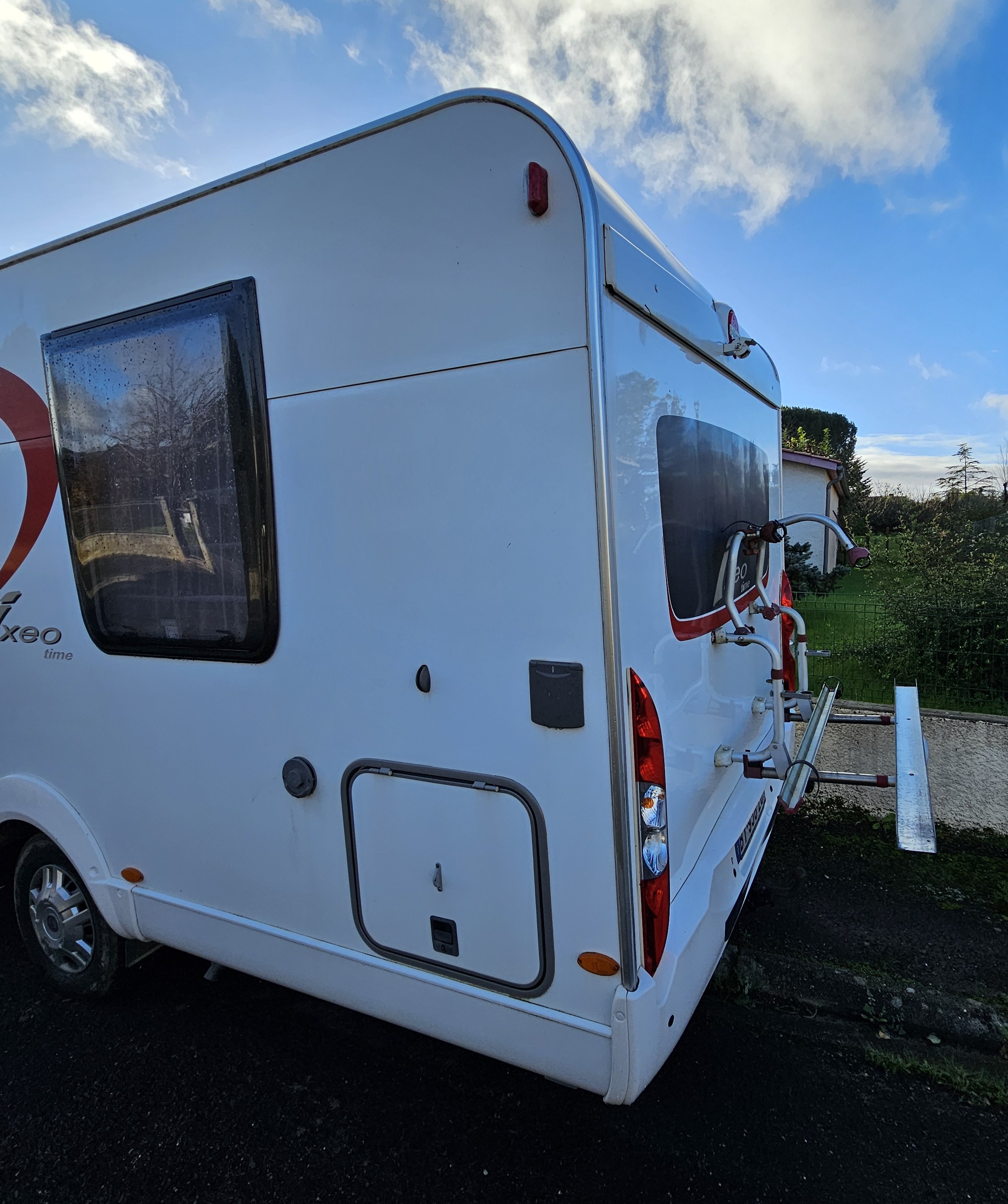 camping-car BURSTNER IXEO TIME IT 734  extérieur / latéral gauche