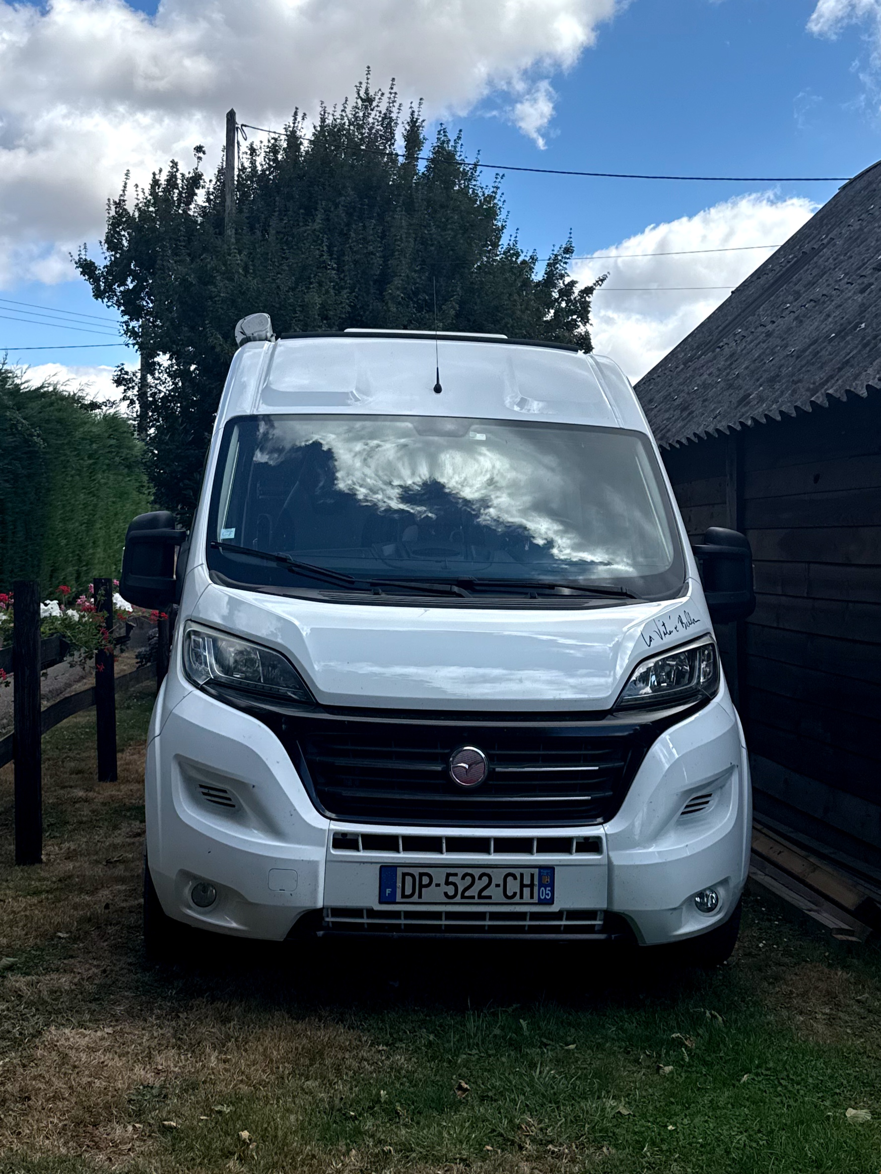 camping-car PILOTE V600  extérieur / face avant