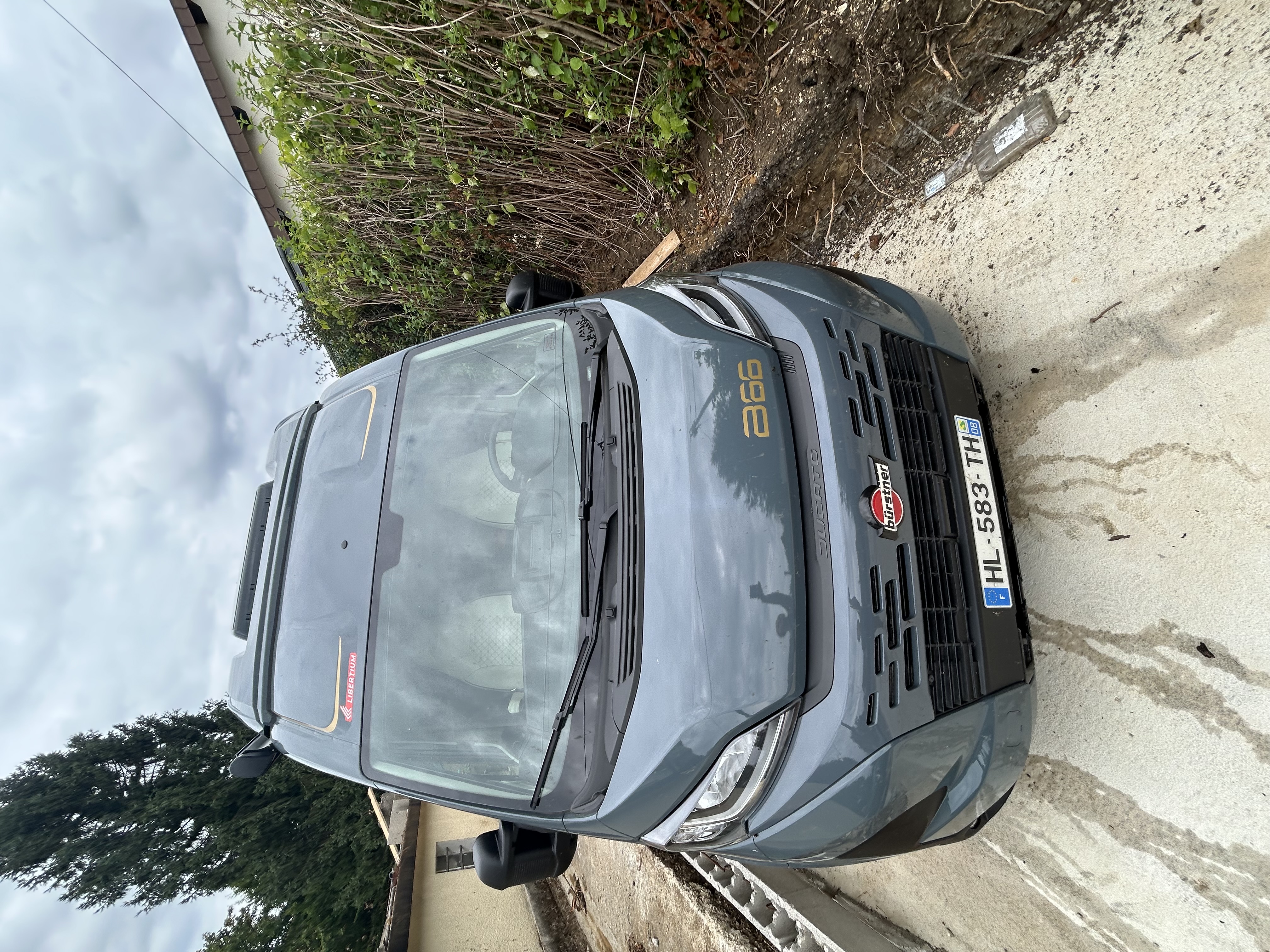 camping-car BURSTNER B66  extérieur / face avant