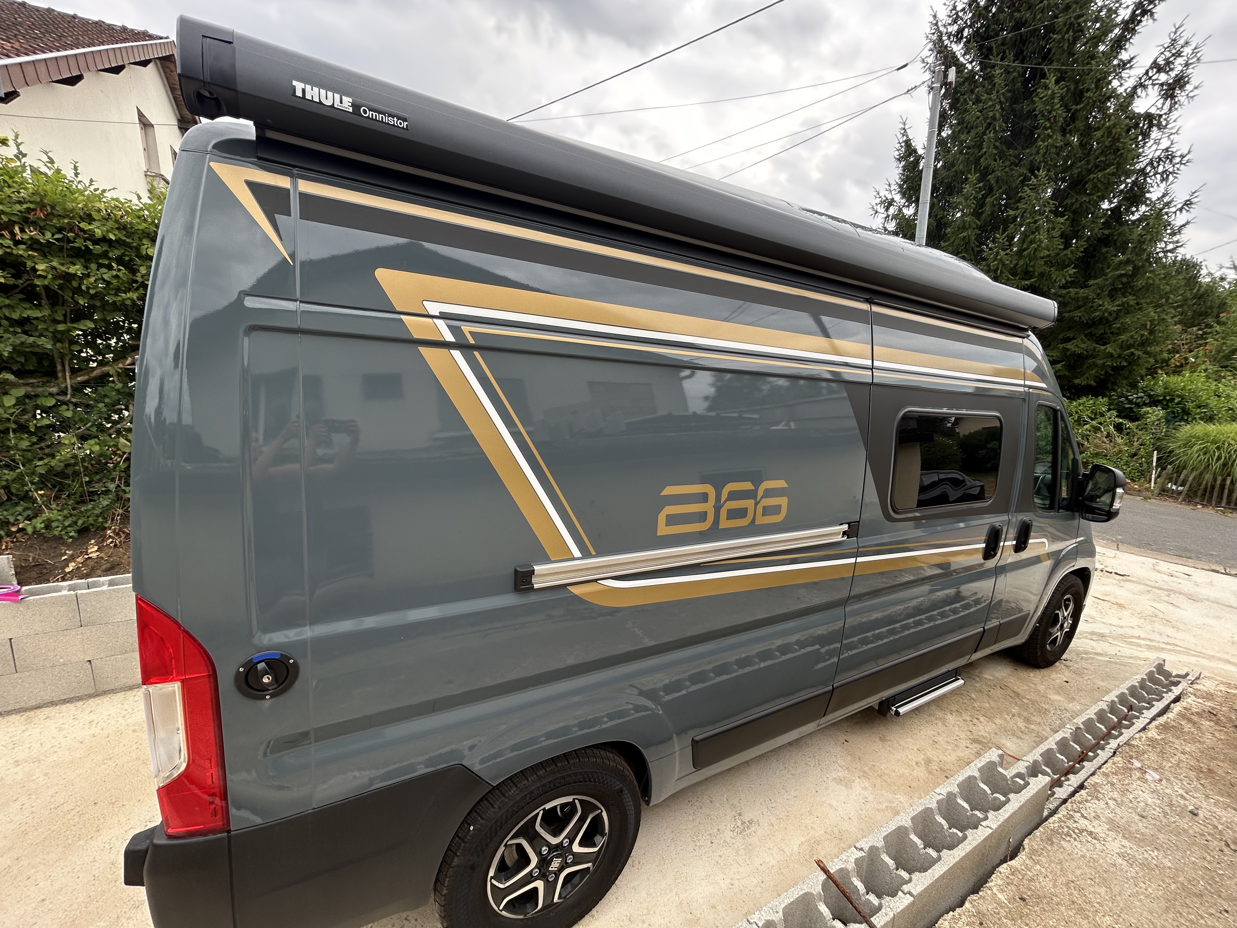 camping-car BURSTNER B66  extérieur / latéral gauche