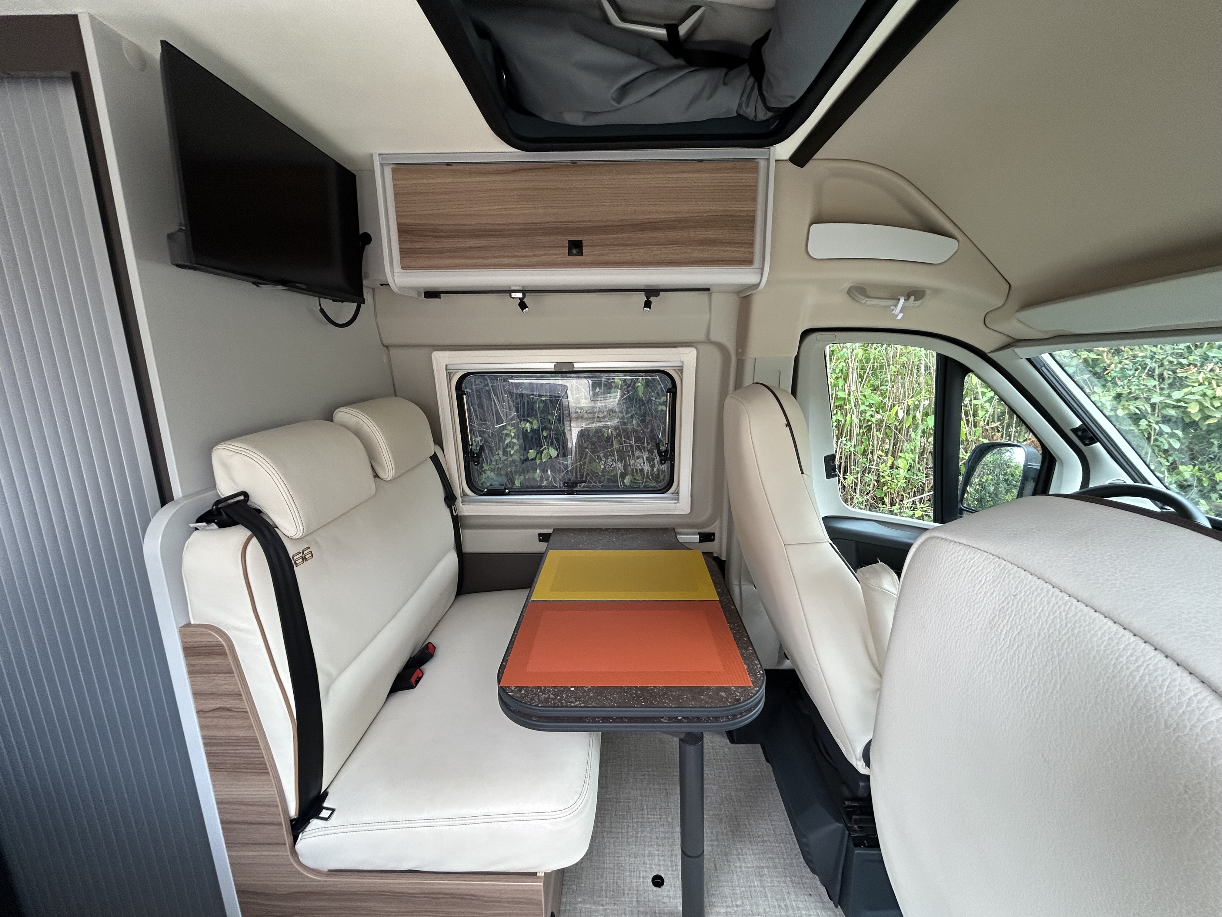 camping-car BURSTNER B66  intérieur / coin salon