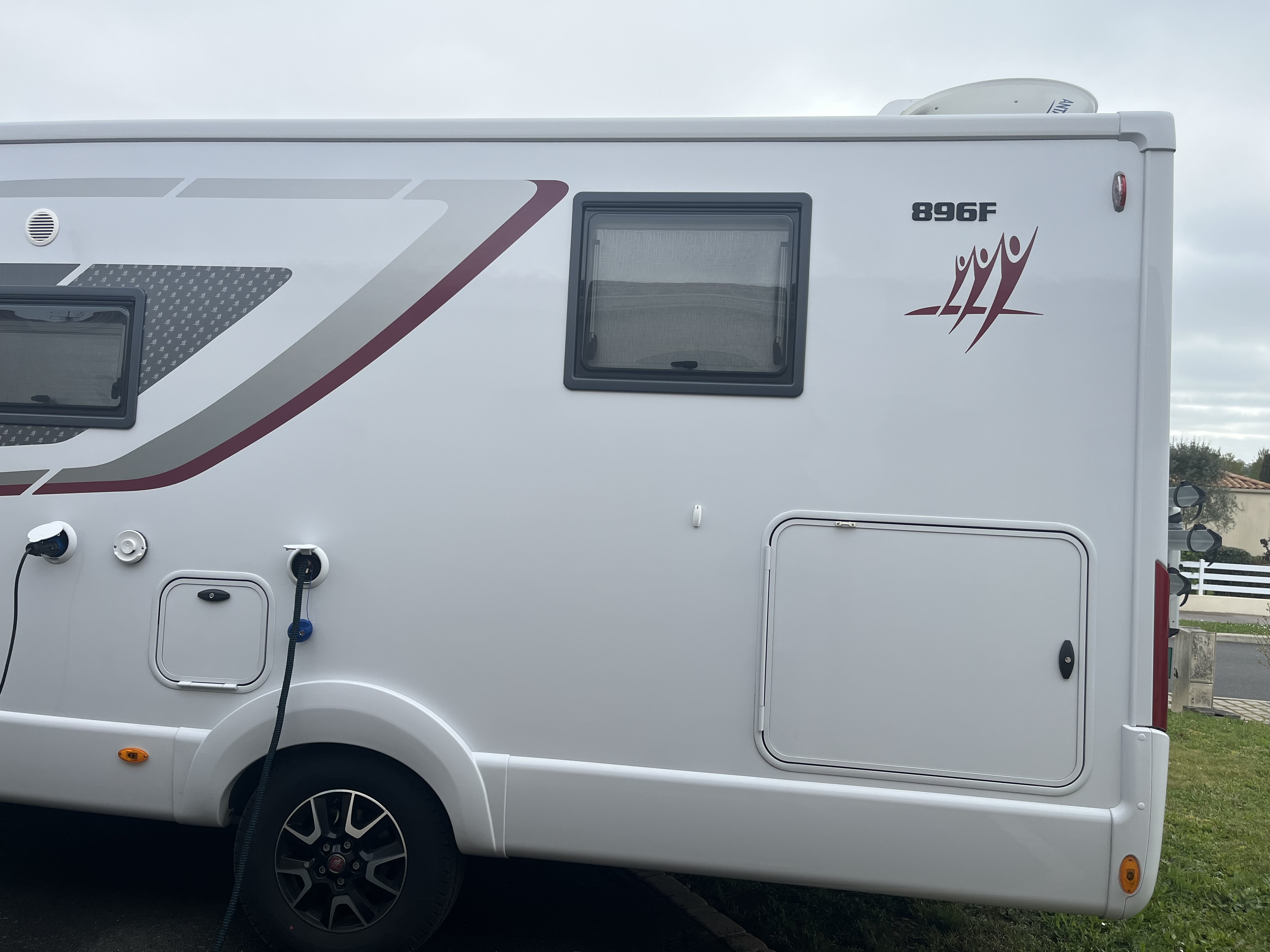 camping-car RAPIDO 896F  extérieur / latéral gauche