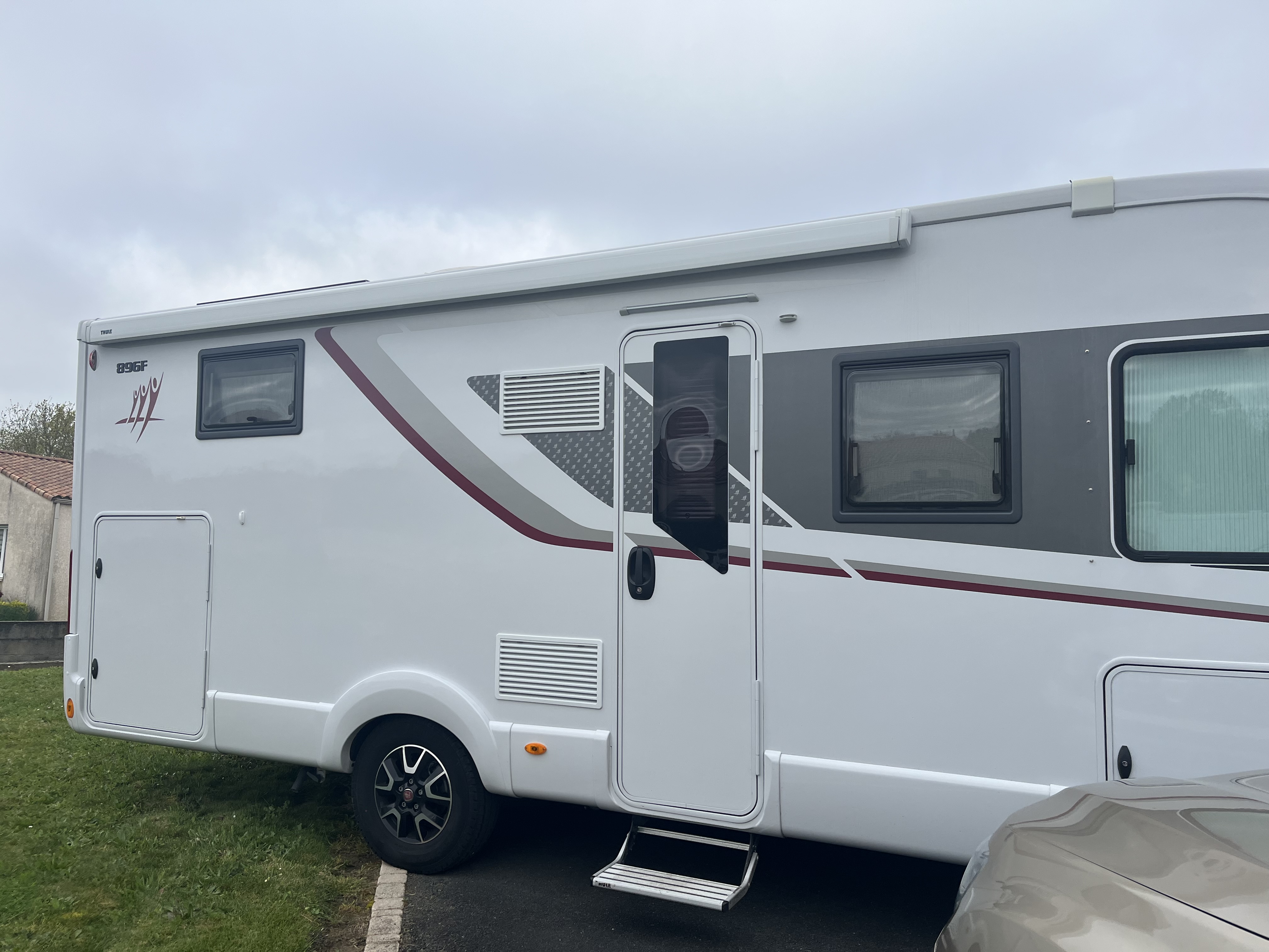 camping-car RAPIDO 896F  extérieur / latéral droit