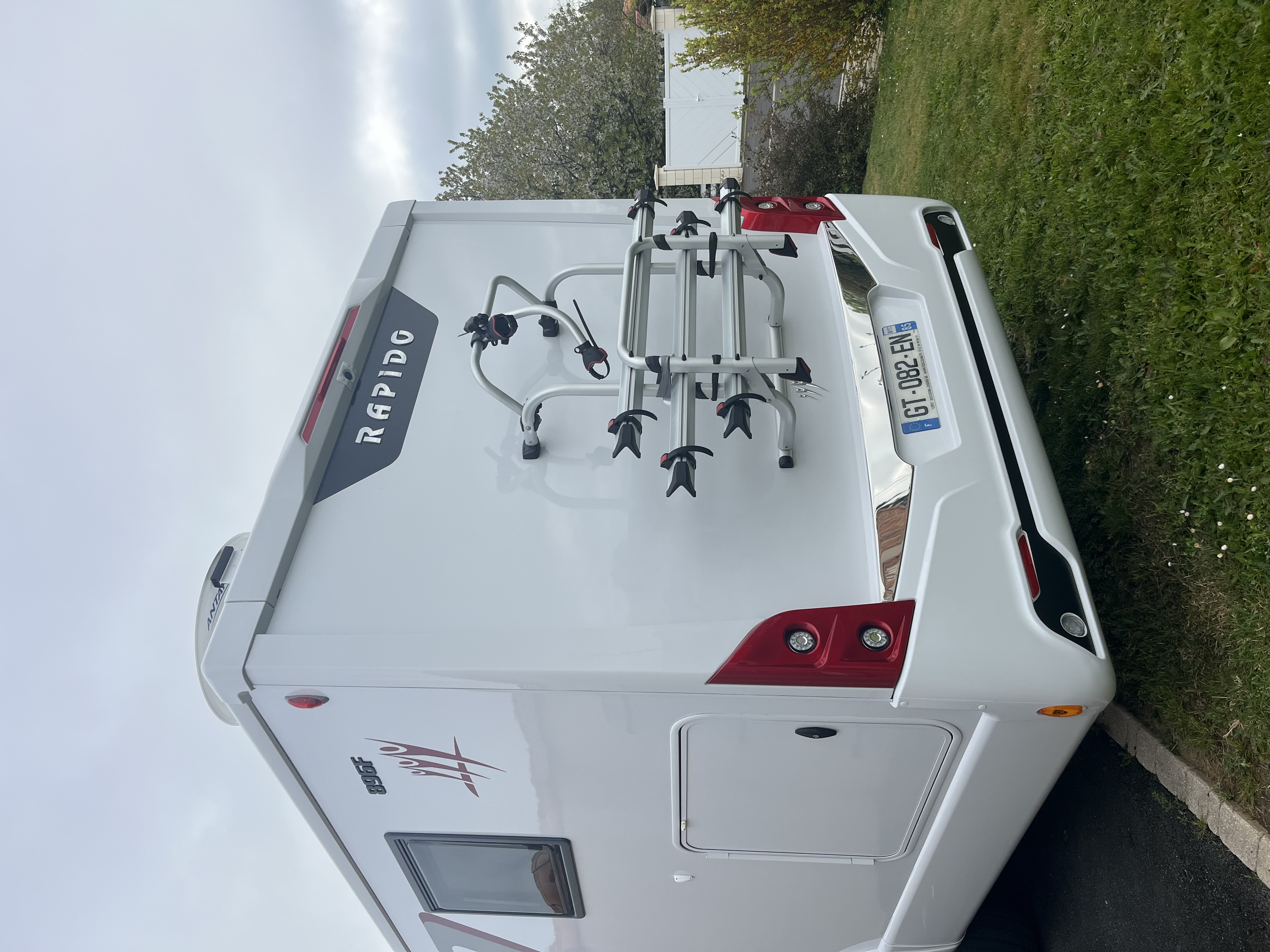 camping-car RAPIDO 896F  extérieur / arrière