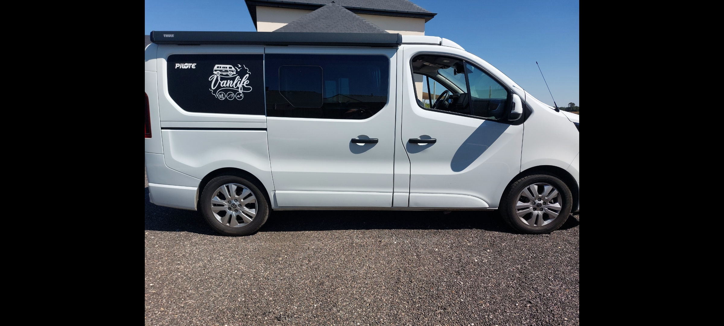 camping-car RENAULT TRAFIC  extérieur / latéral droit